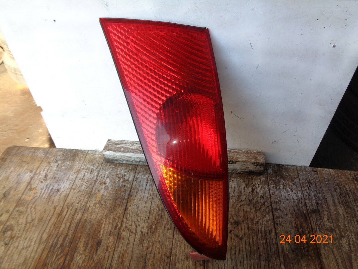 FORD FOCUS MK1 2000 NSR PASSENGER SIDE REAR BRAKE TAIL LIGHT CLUSTER