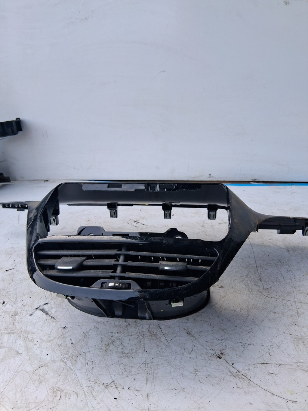 2017 PEUGEOT 208 CENTRE DASHBOARD TRIM SURROUND WITH AIR VENTS 9875639677