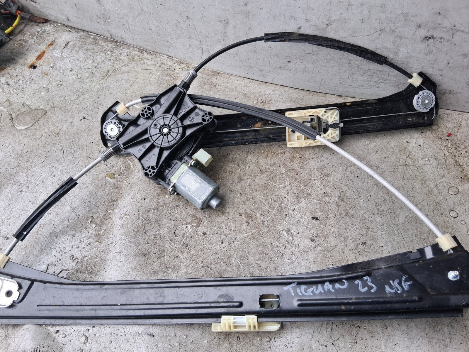 VW VOLKSWAGEN TIGUAN MK2 NSF PASSENGER SIDE FRONT LEFT WINDOW MOTOR REGULATOR