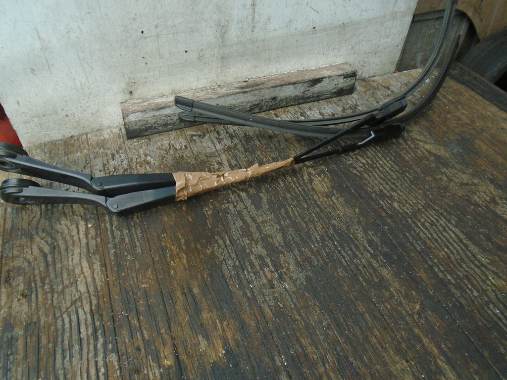 FORD FOCUS MK3 2017 FRONT WINDSCREEN BOTH SIDES WIPERS BM5117526AC BM5117526BC