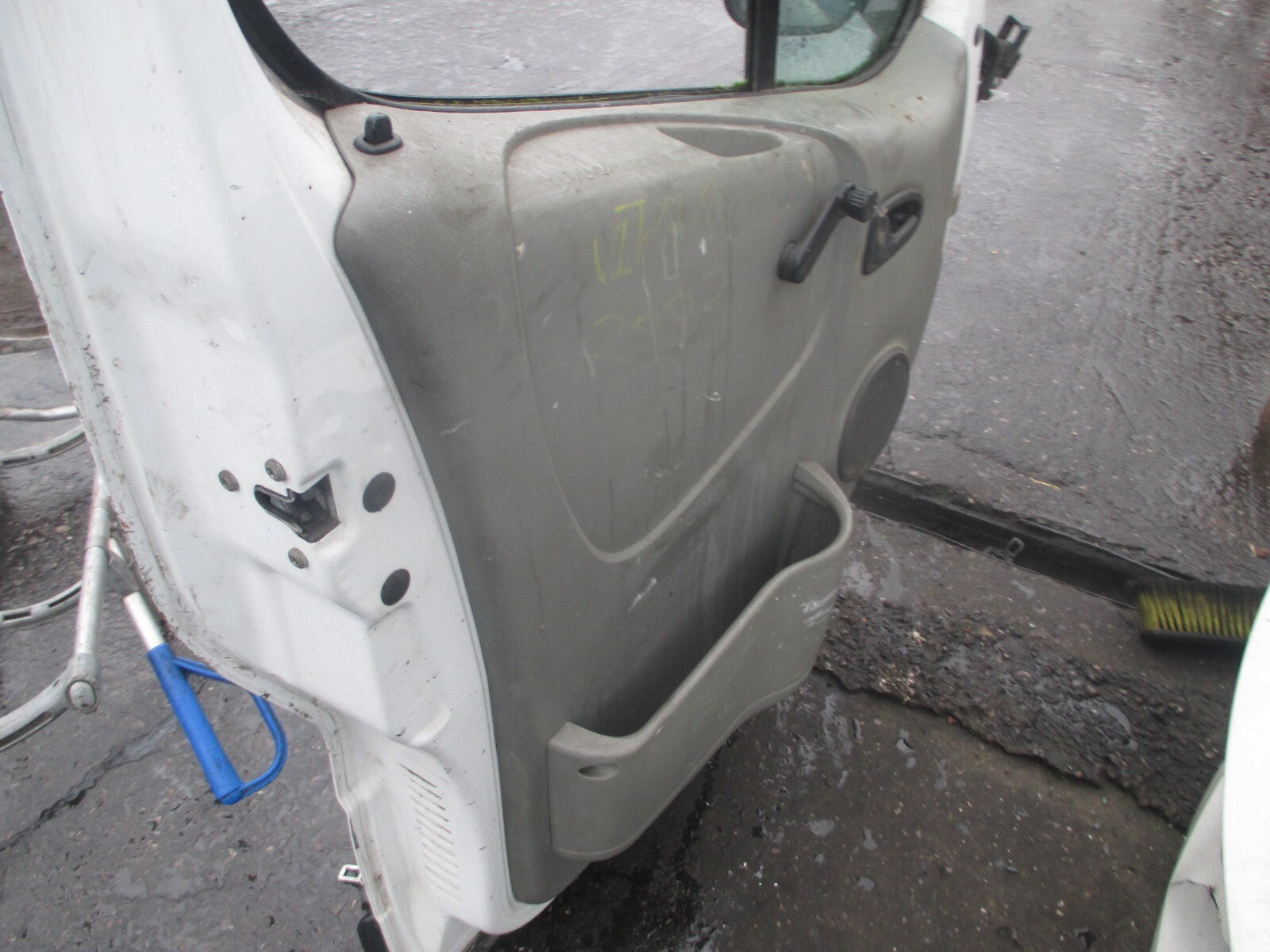 VAUXHALL VIVARO MK1 2002 NSF PASSENGER SIDE FRONT DOOR WHITE