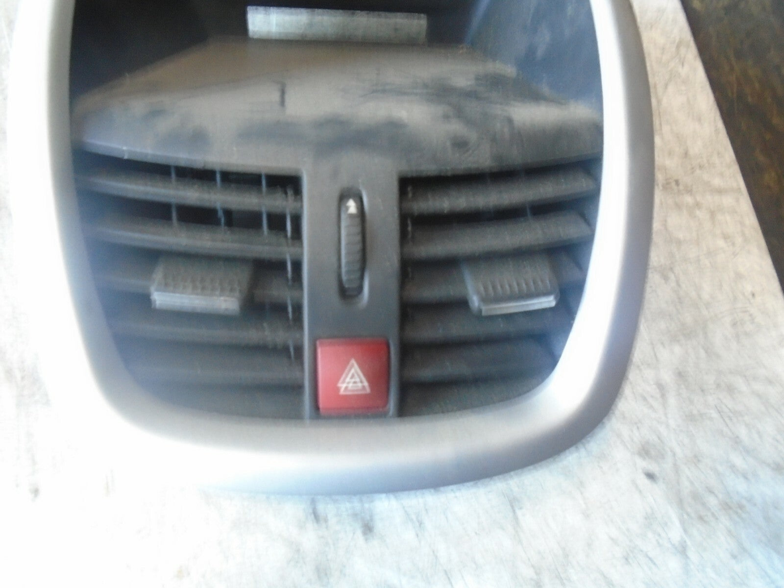 PEUGEOT 207 2009 FRONT CENTRE DASHBOARD WITH AIR VENTS 96724726ZD
