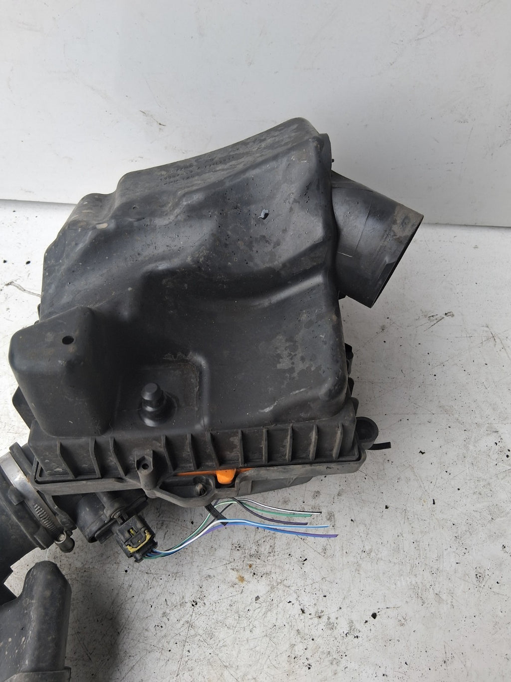 2015 VAUXHALL ADAM AIR CLEANER FILTER BOX 13357493