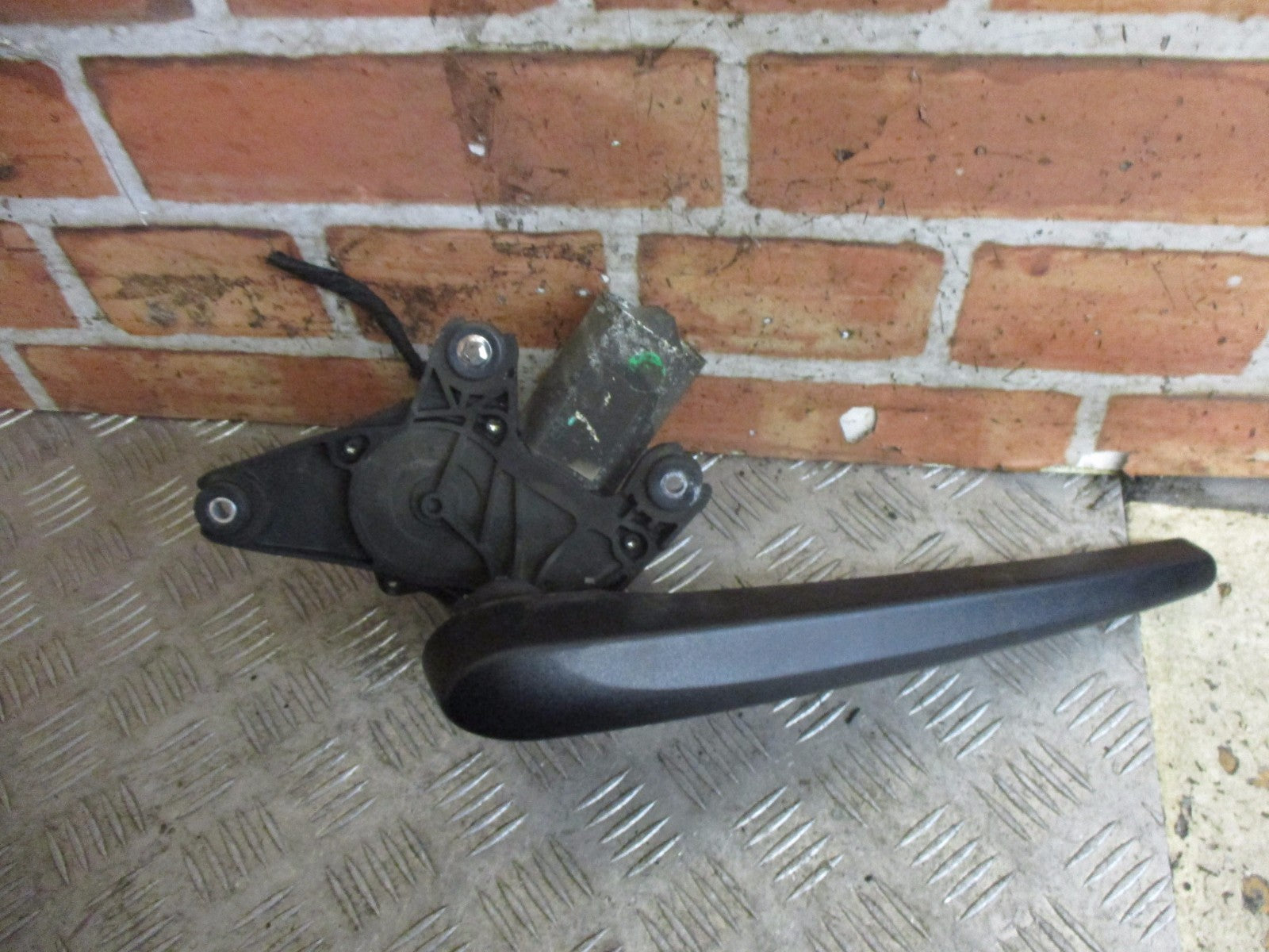 VAUXHALL MOKKA 2015 COMPLETE REAR WINDOW WIPER MOTOR & ARM BLADE 96955193