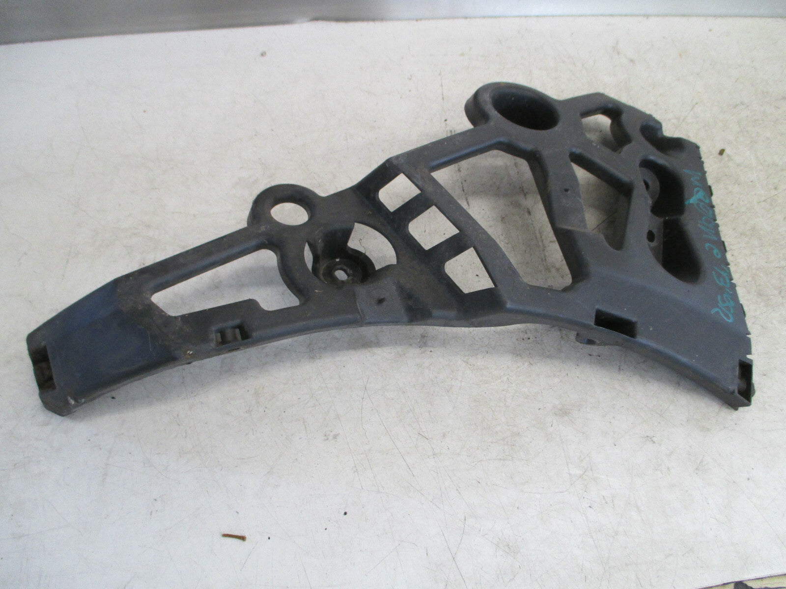 RENAULT MEGANE MK3 2013 OSR DRIVER REAR BUMPER MOUNTING BRACKET 850440010R