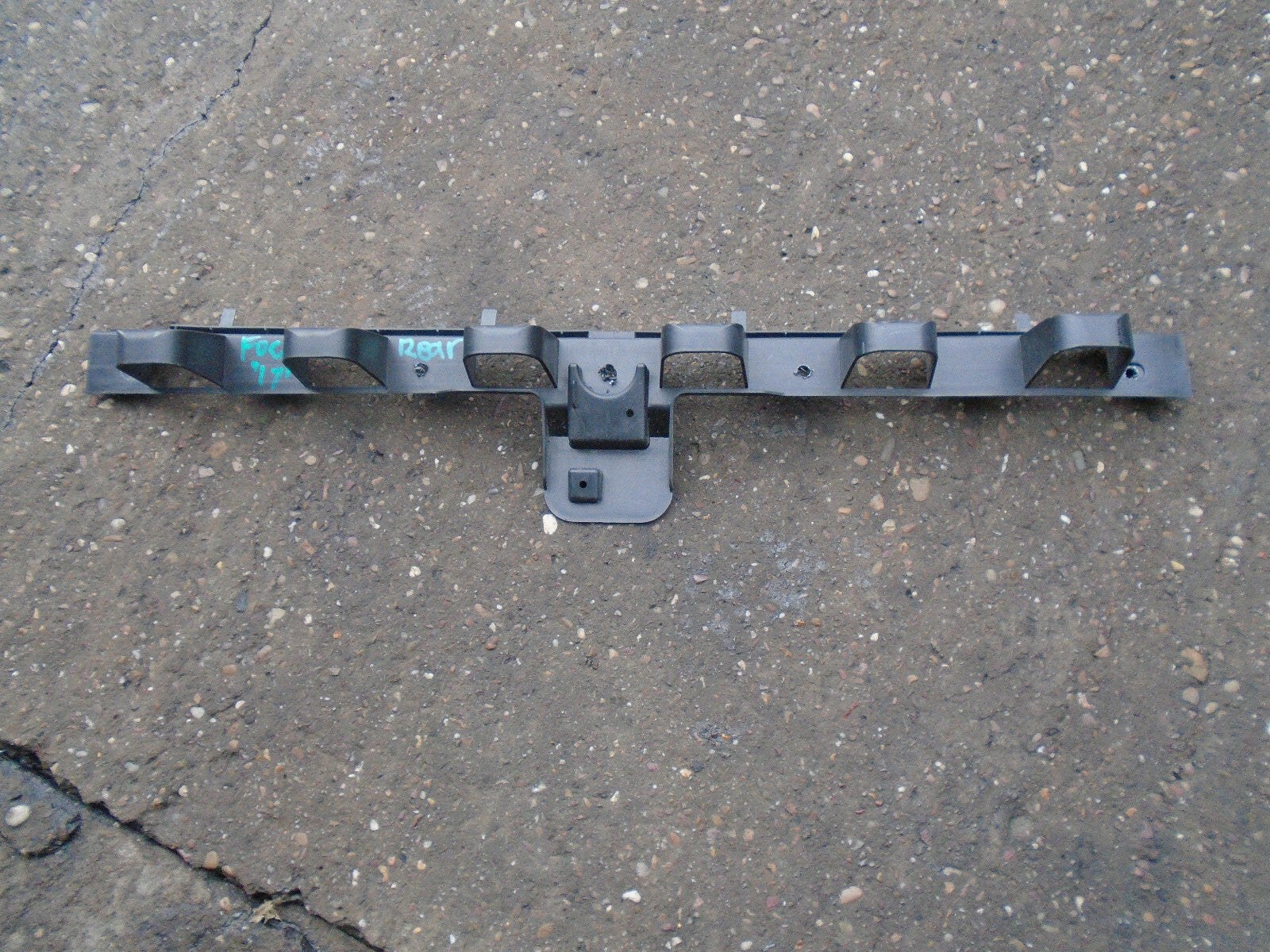FORD FOCUS MK3 2017 REAR BUMPER CENTRE SUPPORT BRACKET BM51A17B861A