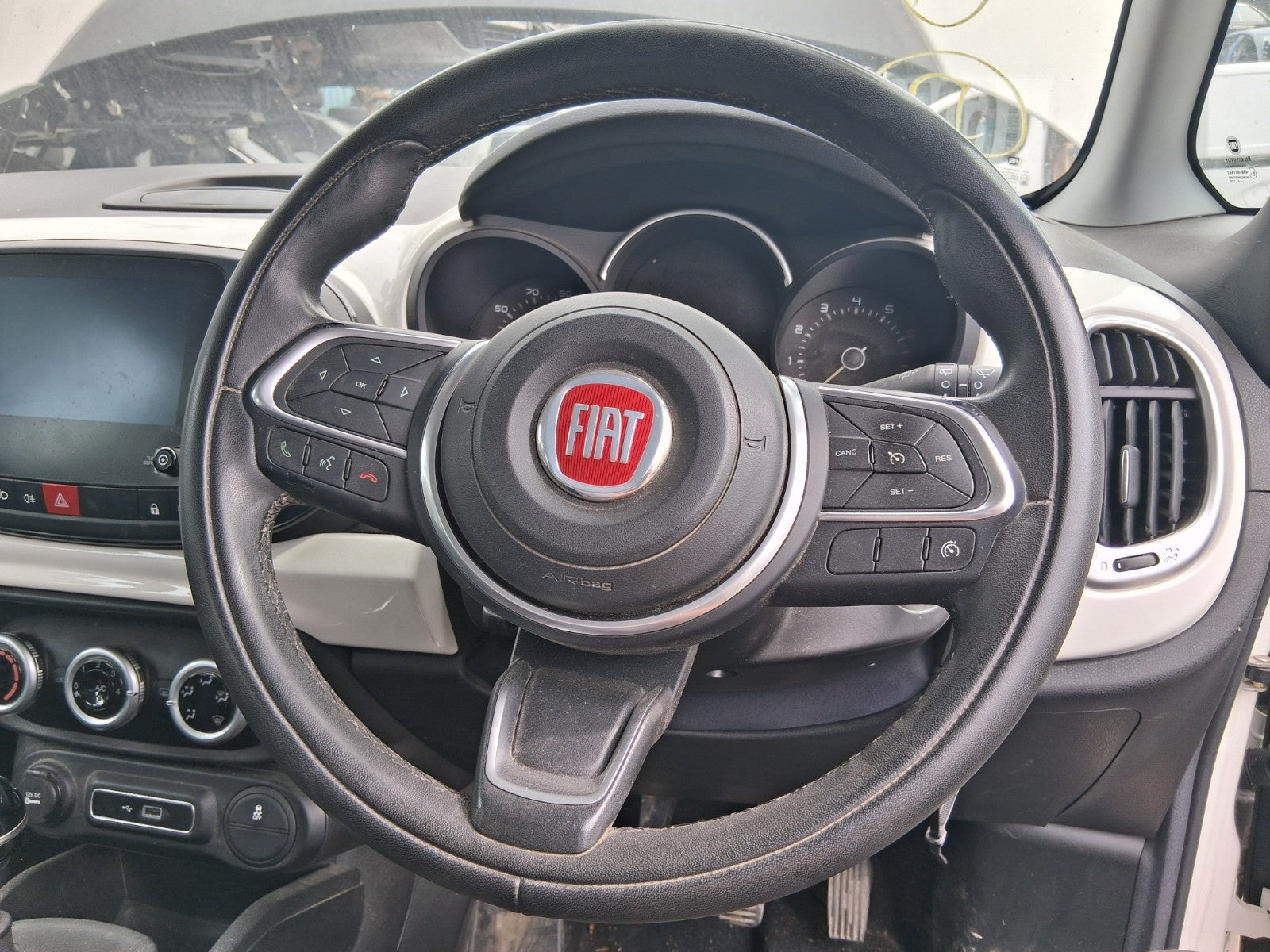 2019 FIAT 500L HATCH 3 SPOKE MULRIFUNCTION LEATHER STEERING WHEEL NO AIRBAG