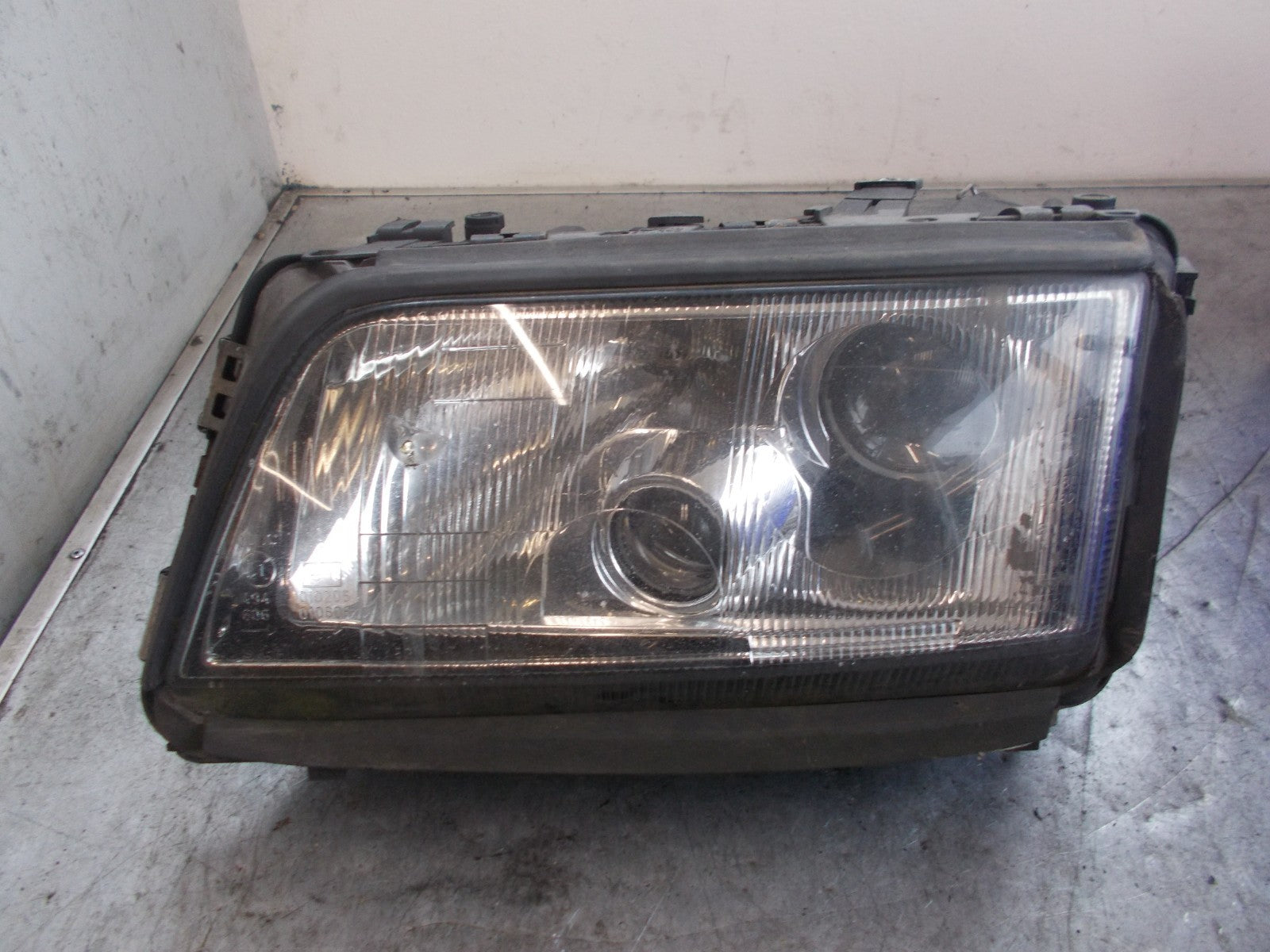 AUDI A8 D2 4D (MK1) 1992-99 PRE FACELIFT NS PASSENGER SIDE HEADLIGHT 4D0945003M
