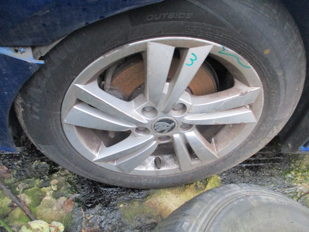 2019 SKODA FABIA MK3 NJ 15 INCH ALLOY WHEEL WITH TYRE 185/60R15 REF 3