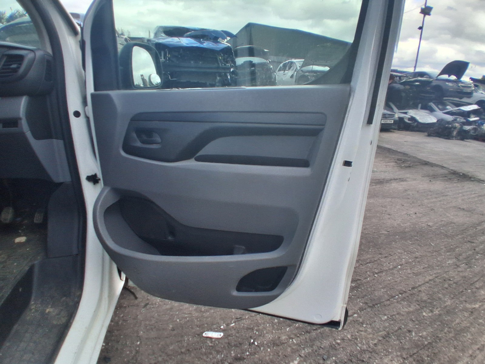 2019 CITROEN DISPATCH VIVARO MK3 OSF DRIVER SIDE FRONT DOOR CARD PANEL