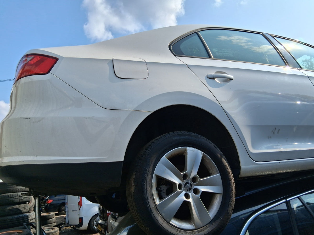 SEAT TOLEDO MK4 2018 HATCHBACK OSR DRIVER SIDE REAR QUARTER CANDY WHITE LF9E