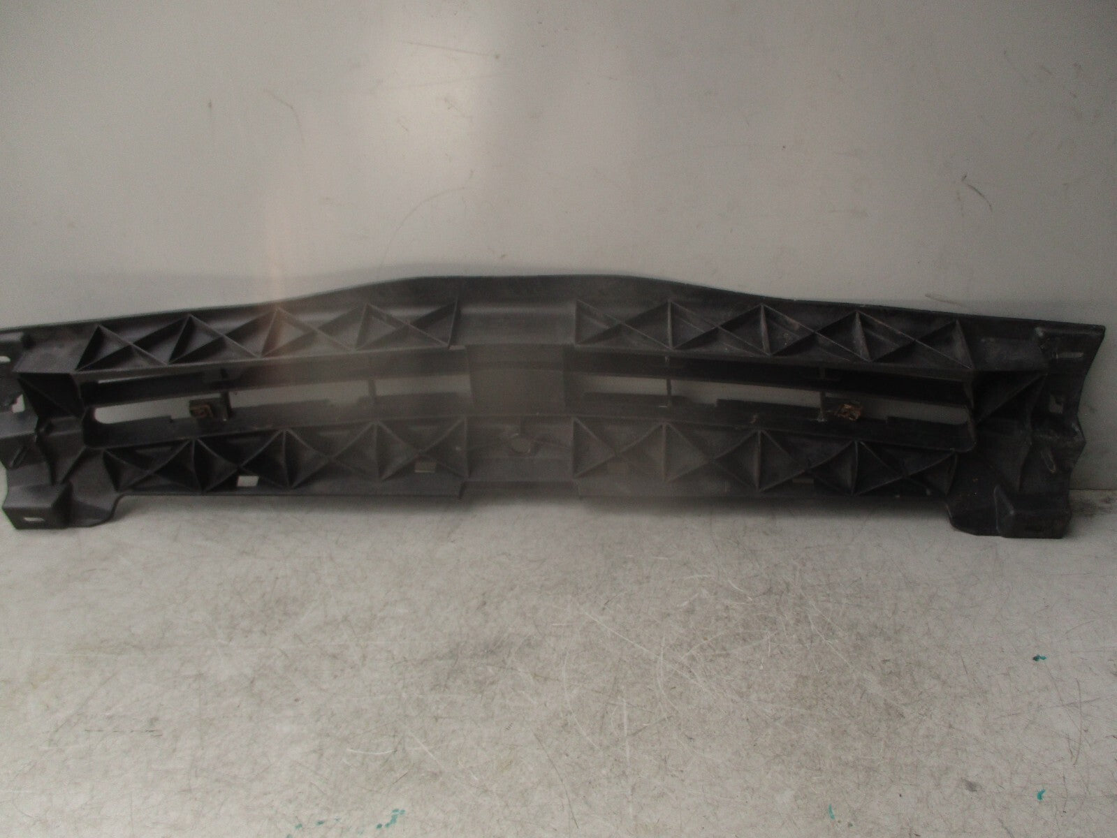 2012 VAUXHALL VIVARO MK1 X83 FRONT BUMPER CENTRE BRACKET 620300102R