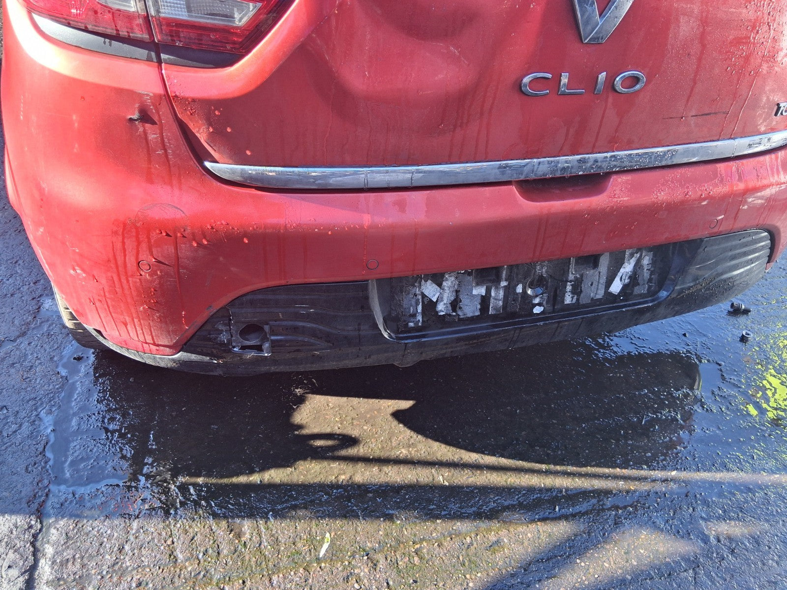 2013 RENAULT CLIO X98 MK4 COMPLETE REAR BUMPER WITH PDC SENSORS RED