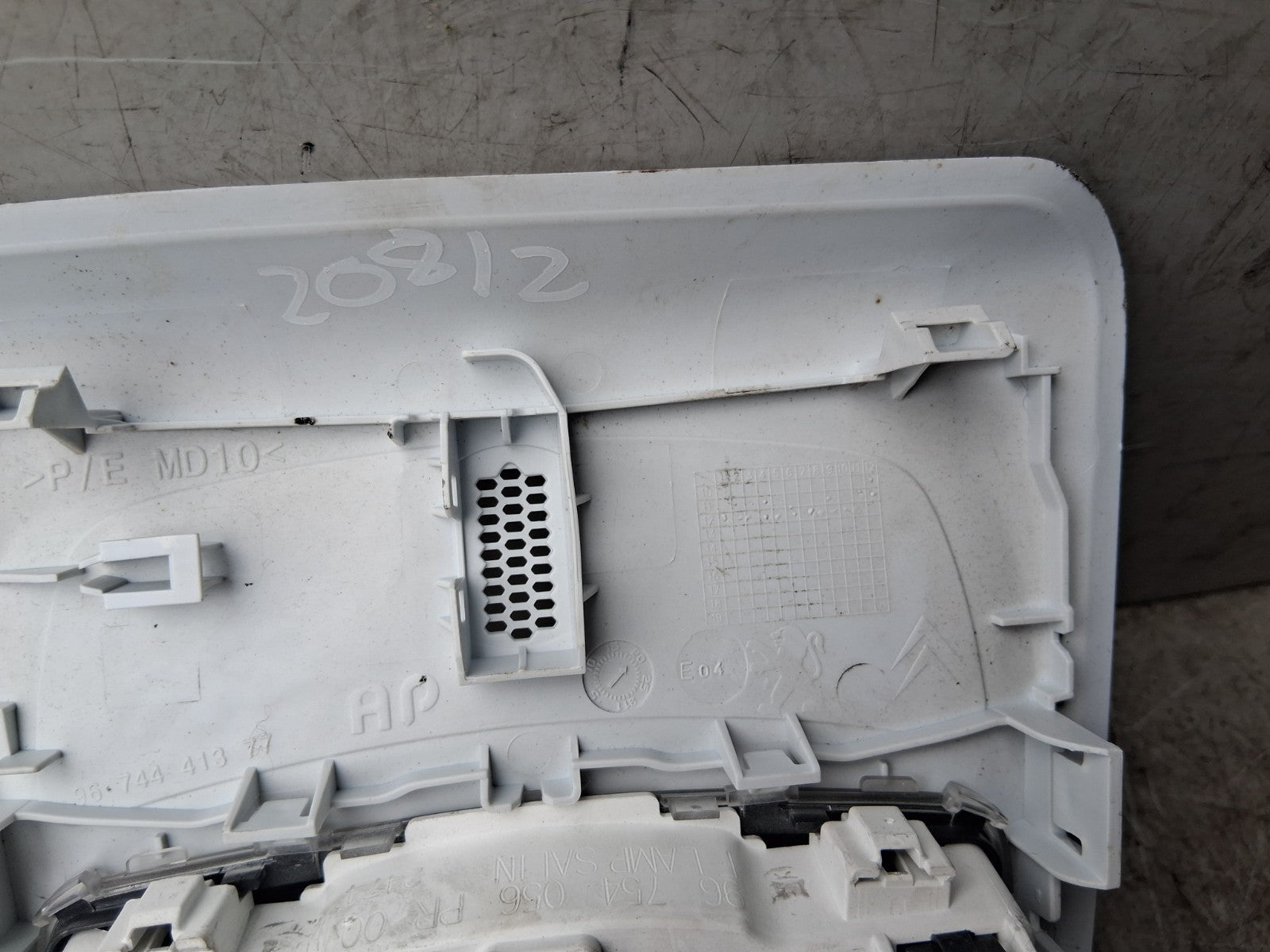 2012 PEUGEOT 208 FRONT INTERIOR ROOF READING COURTESY LIGHT 9674441377