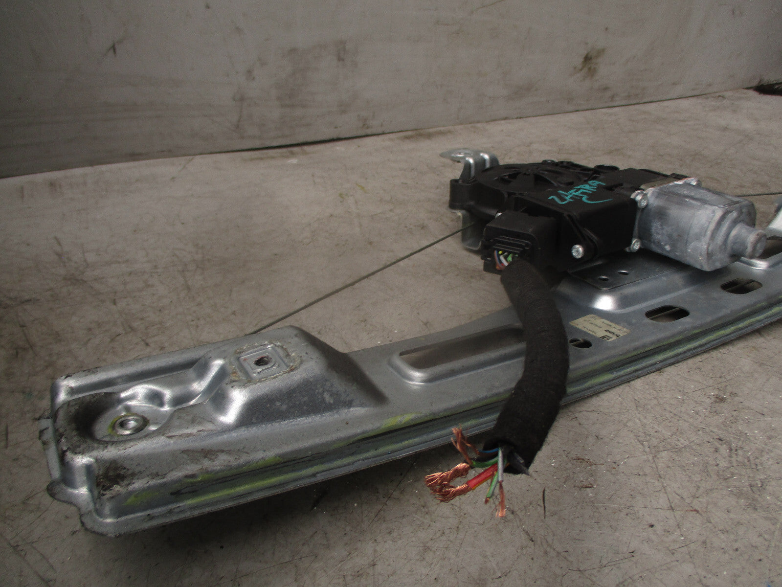 2011 VAUXHALL ZAFIRA C RIGHT SIDE WINDOW REGULATOR 13260142