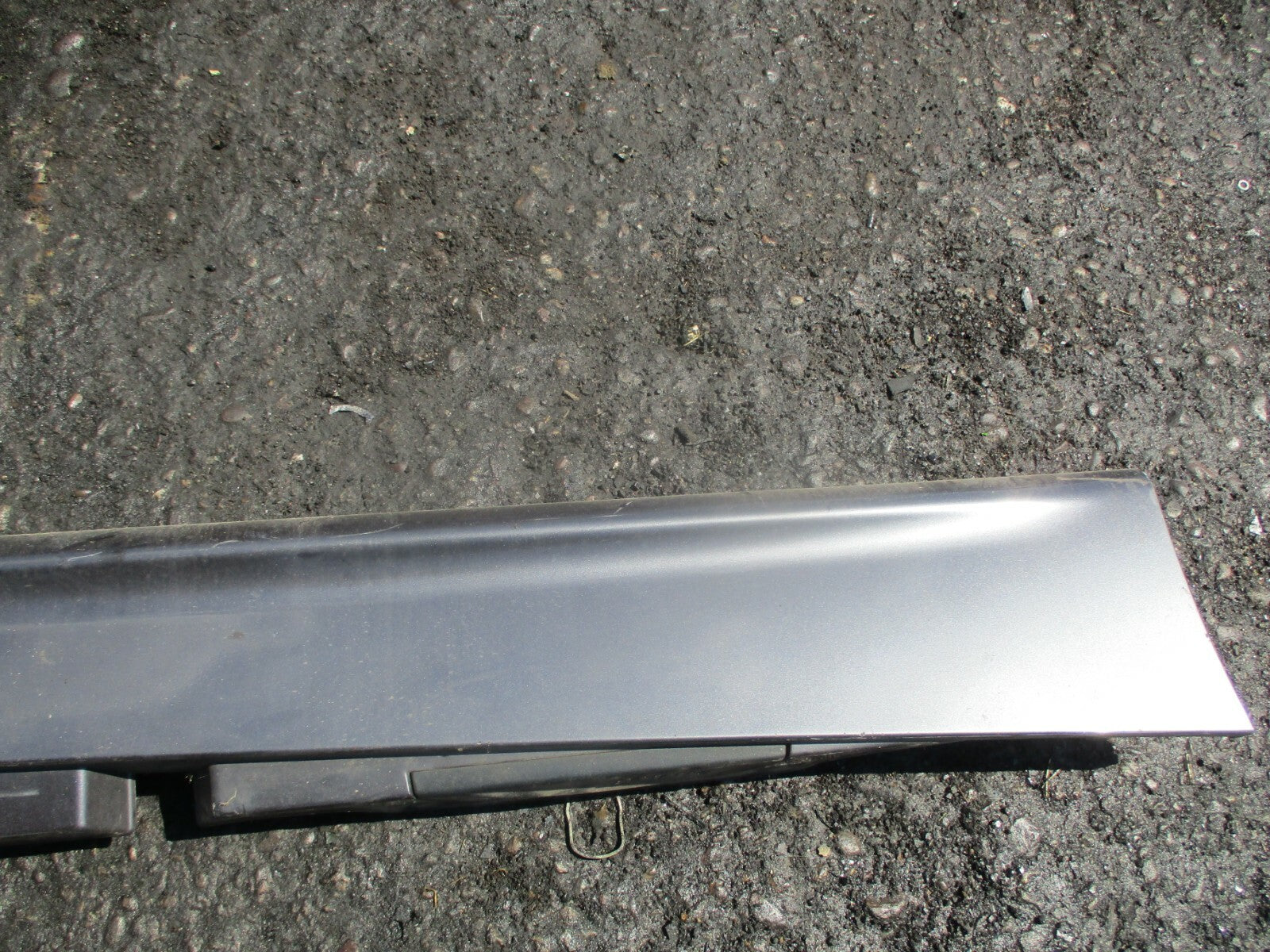 BMW 1 SERIES E87 2006 OS DRIVER SIDE SKIRT PLASTIC SILL COVER IN SILVER GREY