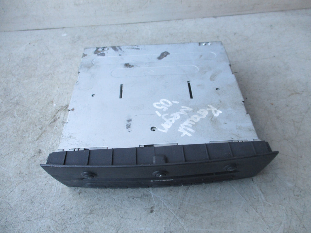 2005 RENAULT MEGANE MK2 CD PLAYER CHANGER MULTI DISC 8200485082