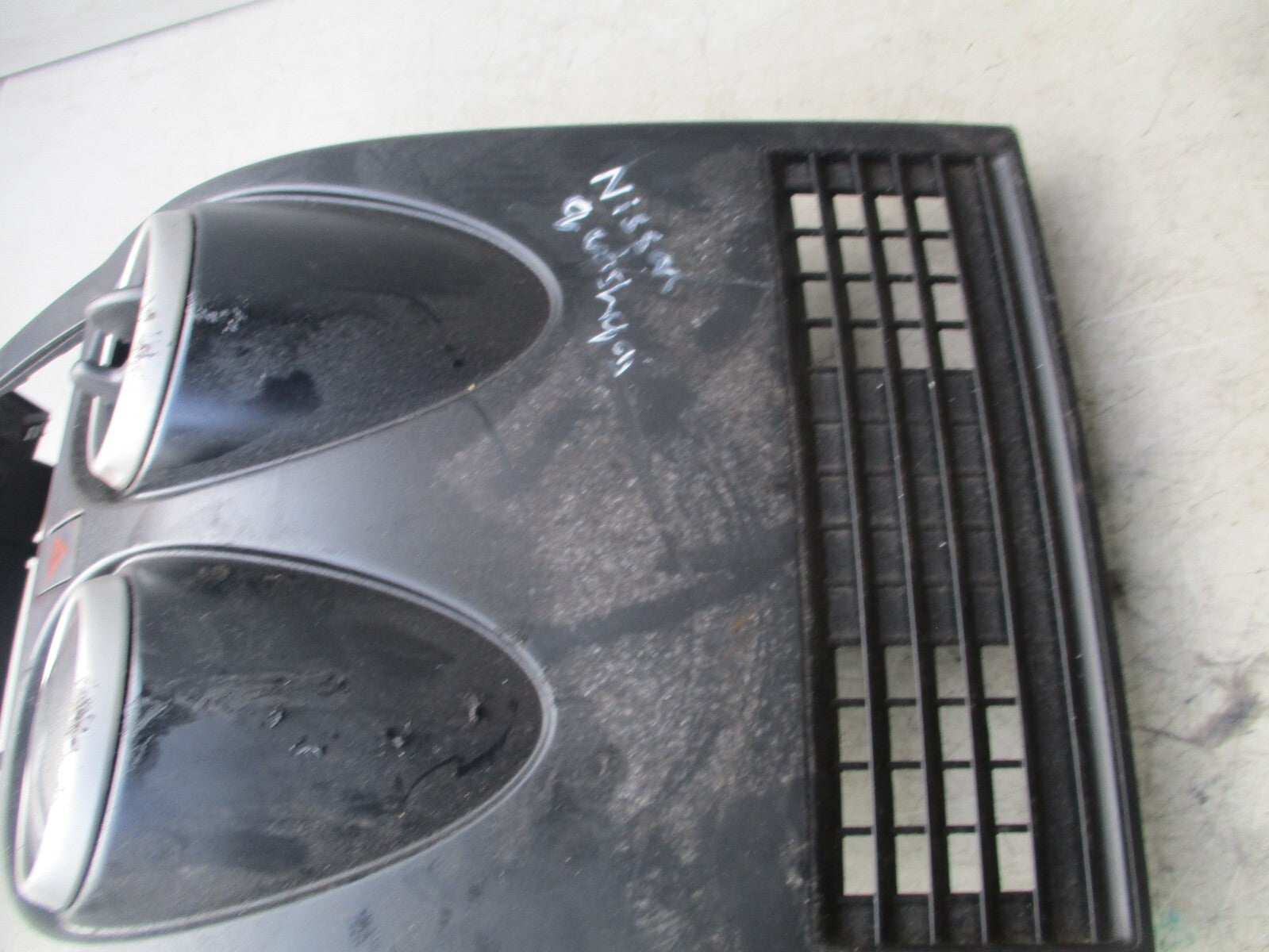 2012 NISSAN QASHQAI CENTRE HEATER AIR VENTS SURROUND TRIM PANEL P10381A77100