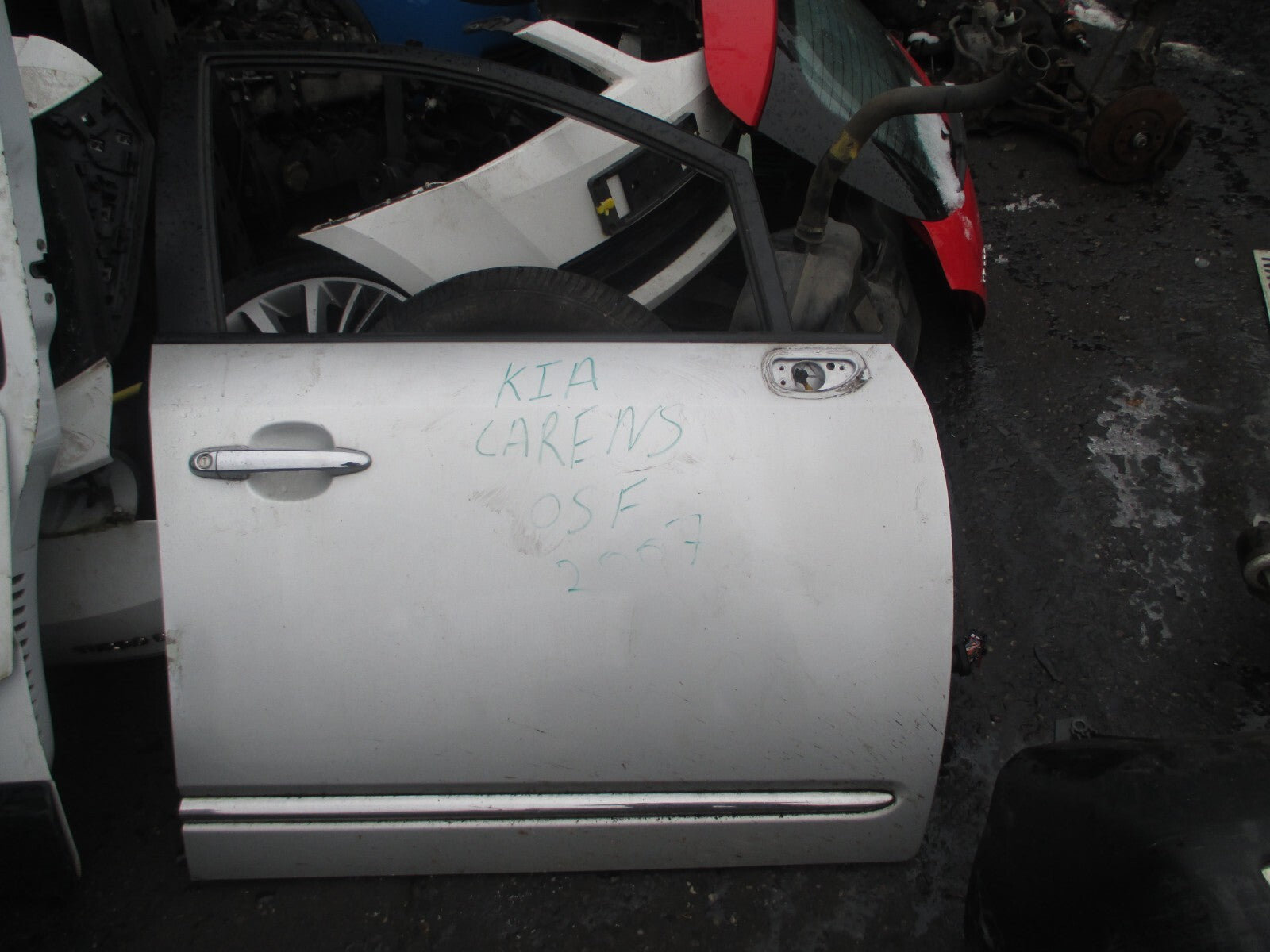 KIA CARENS MK2 2007 OSF DRIVER SIDE FRONT DOOR SILVER