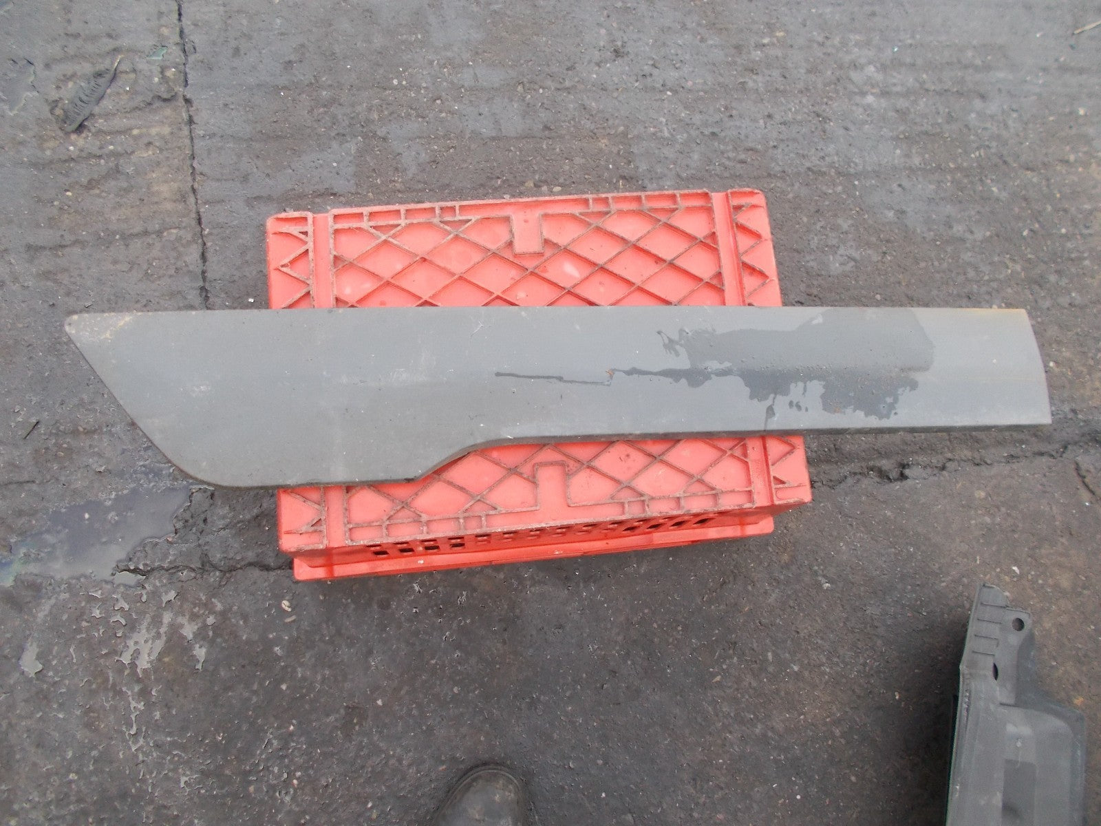 2016 FORD TRANSIT CONNECT OSF DRIVERS SIDE FRONT OUTER DOOR TRIM DT11V29076B