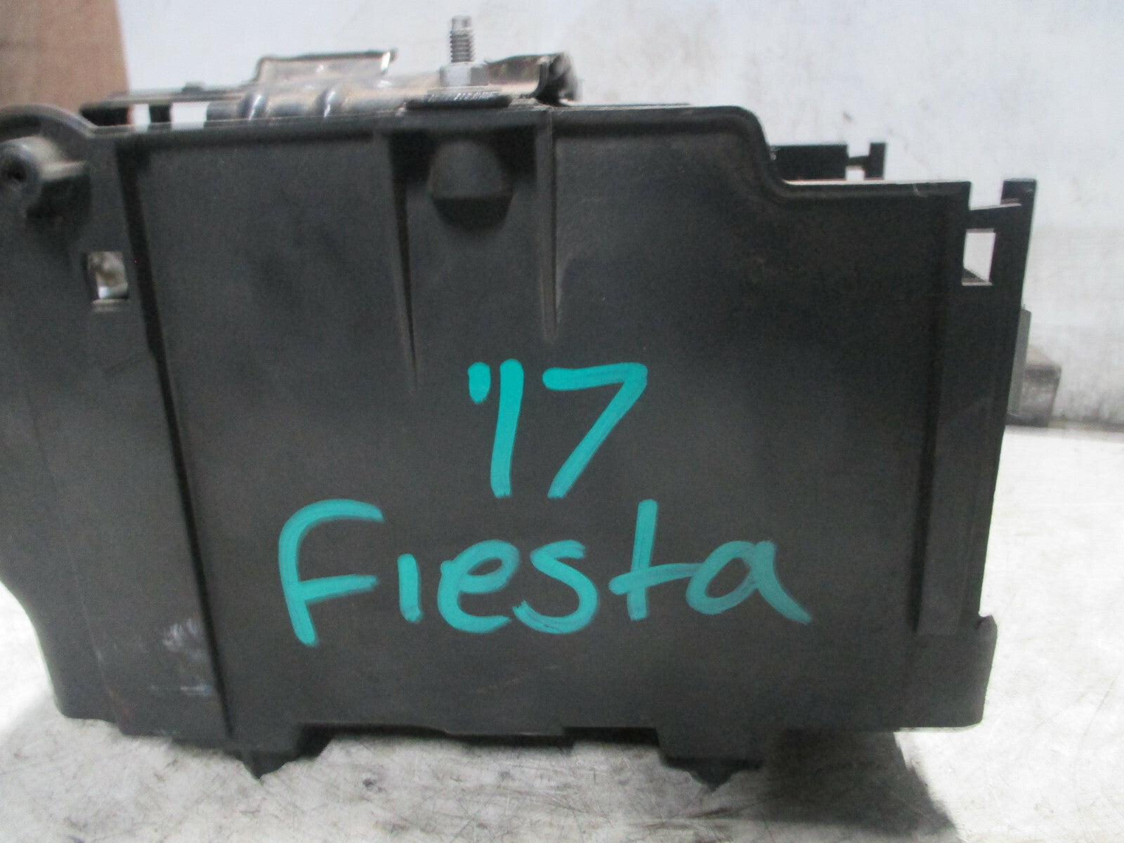 FORD FIESTA 2017 MK7 BATTERY TRAY HOLDER 8V2110718