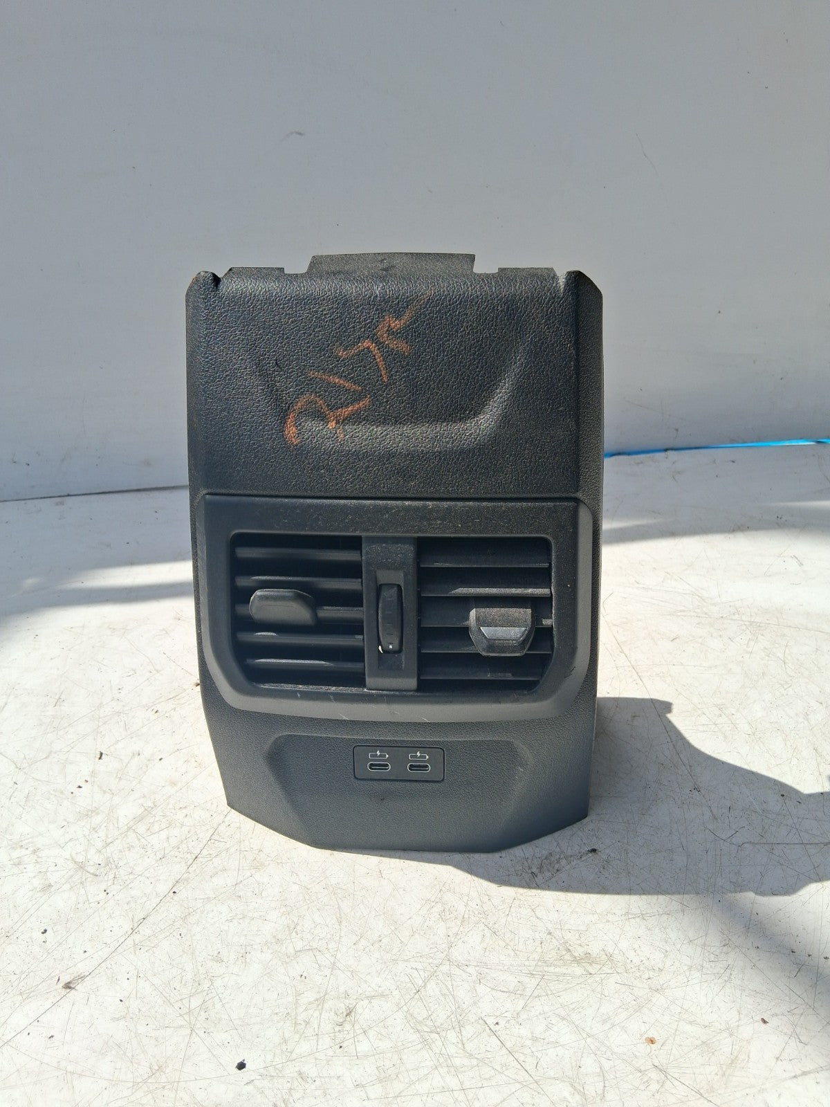 2024 BMW 2 SERIES REAR CENTRE CONSOLE REAR AIR VENTS & USB PORTS + TRIM 6828272