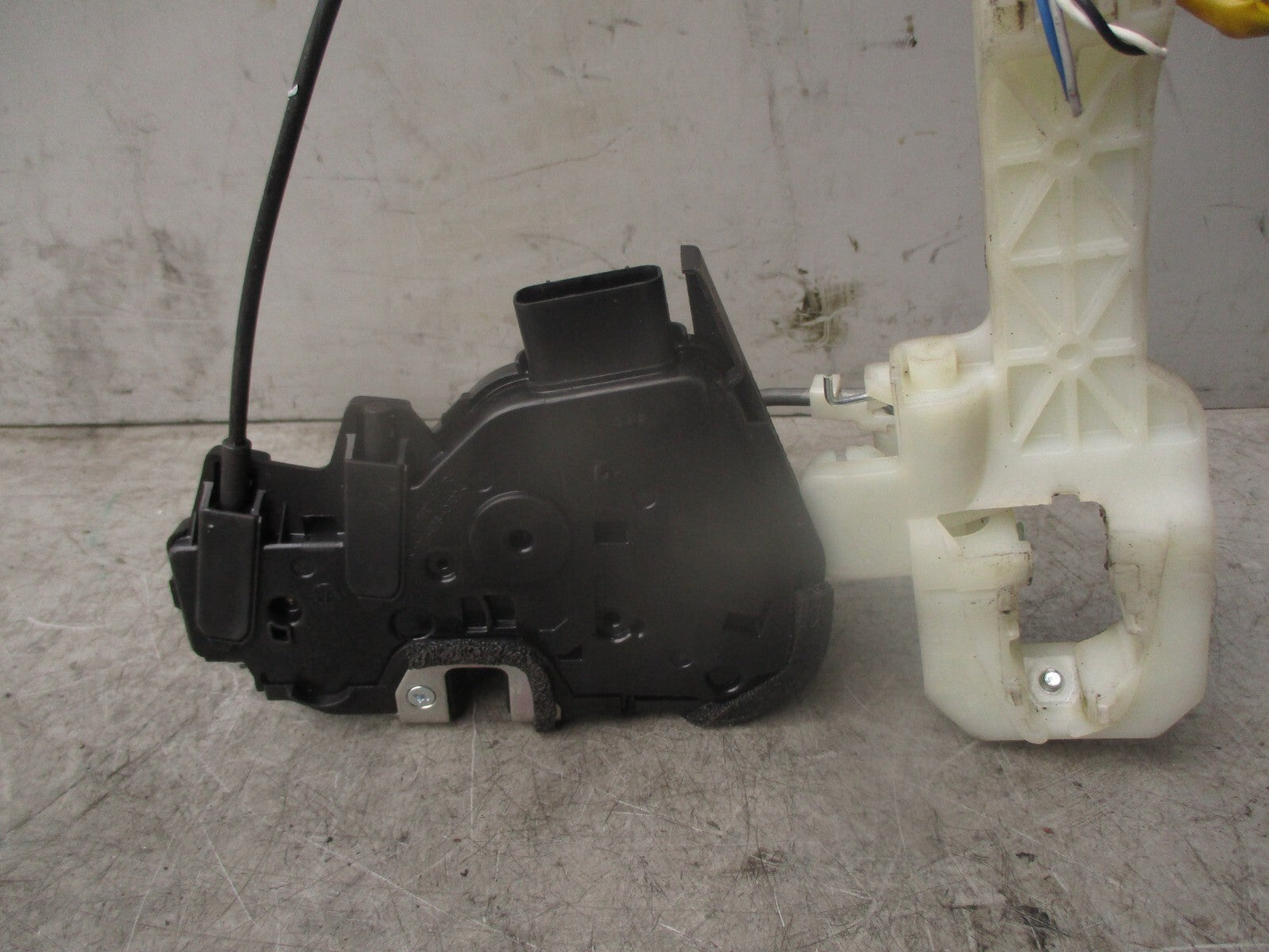 2018 KIA STONIC OSF DRIVER SIDE FRONT RIGHT DOOR LOCK MECHANISM 81320H8060