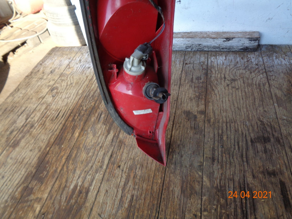 FORD FOCUS MK1 2001 OSR DRIVER SIDE REAR BRAKE TAIL LIGHT CLUSTER