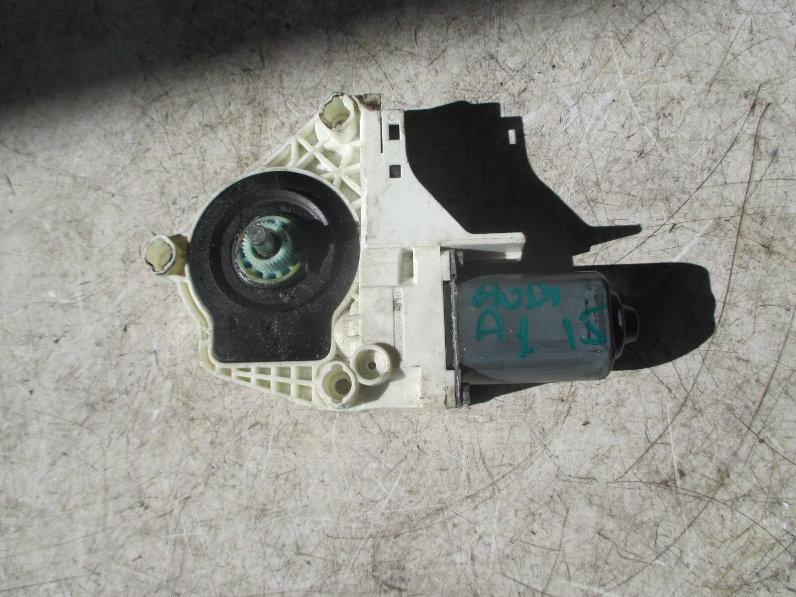 AUDI A1 8X 2015 3 DOOR OS DRIVER SIDE DOOR WINDOW MOTOR ONLY 8K0959802C