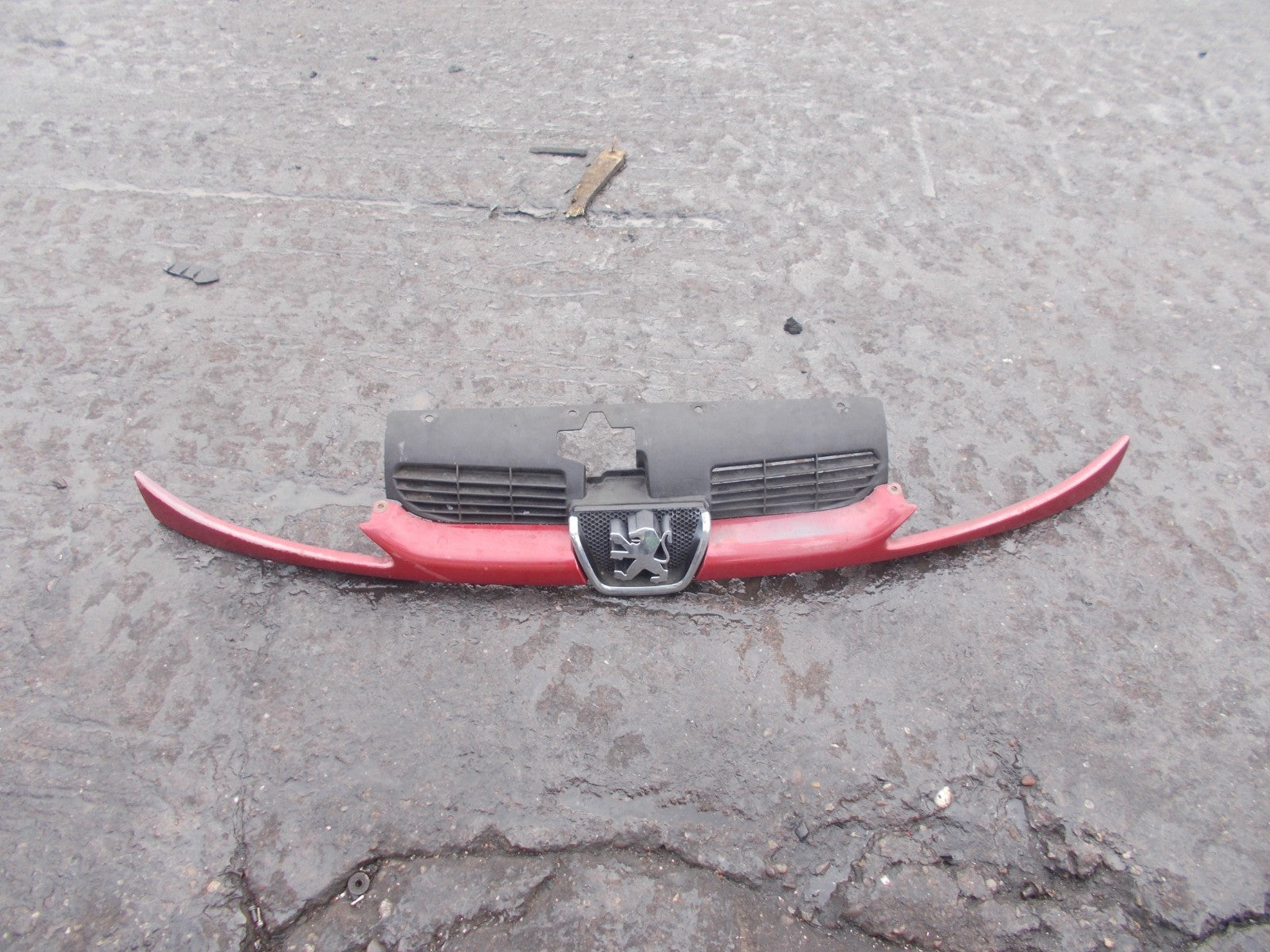 PEUGEOT 206 2003 FRONT BUMPER GRILL & BADGE EMBLEM RED 9628934280