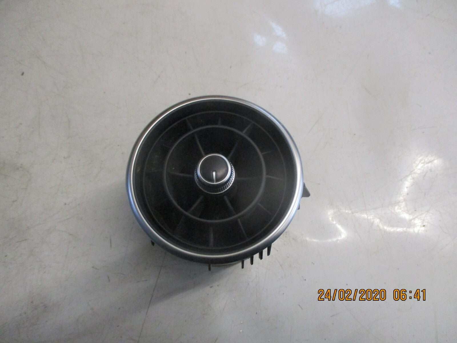 AUDI A1 MK1 8X 2017 INTERIOR AIR BLOWER HEATER ROUND PLASTIC VENT 8X2820951