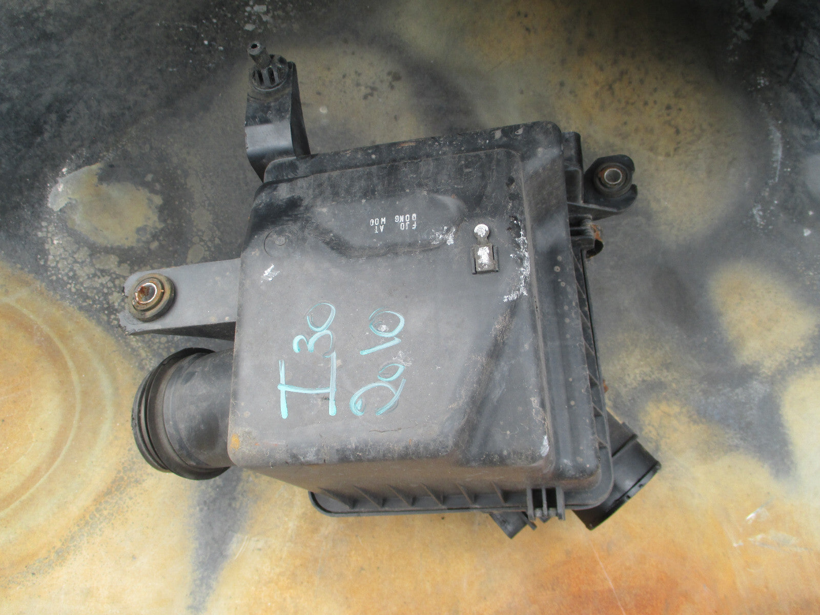 HYUNDAI I30 2010 1.6 DIESEL AIR FILTER BOX 281002H200