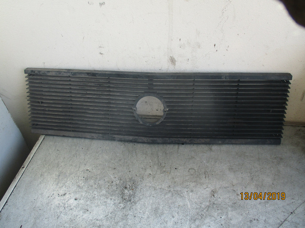 VW VOLKSWAGEN K70 FRONT GRILL 481853653