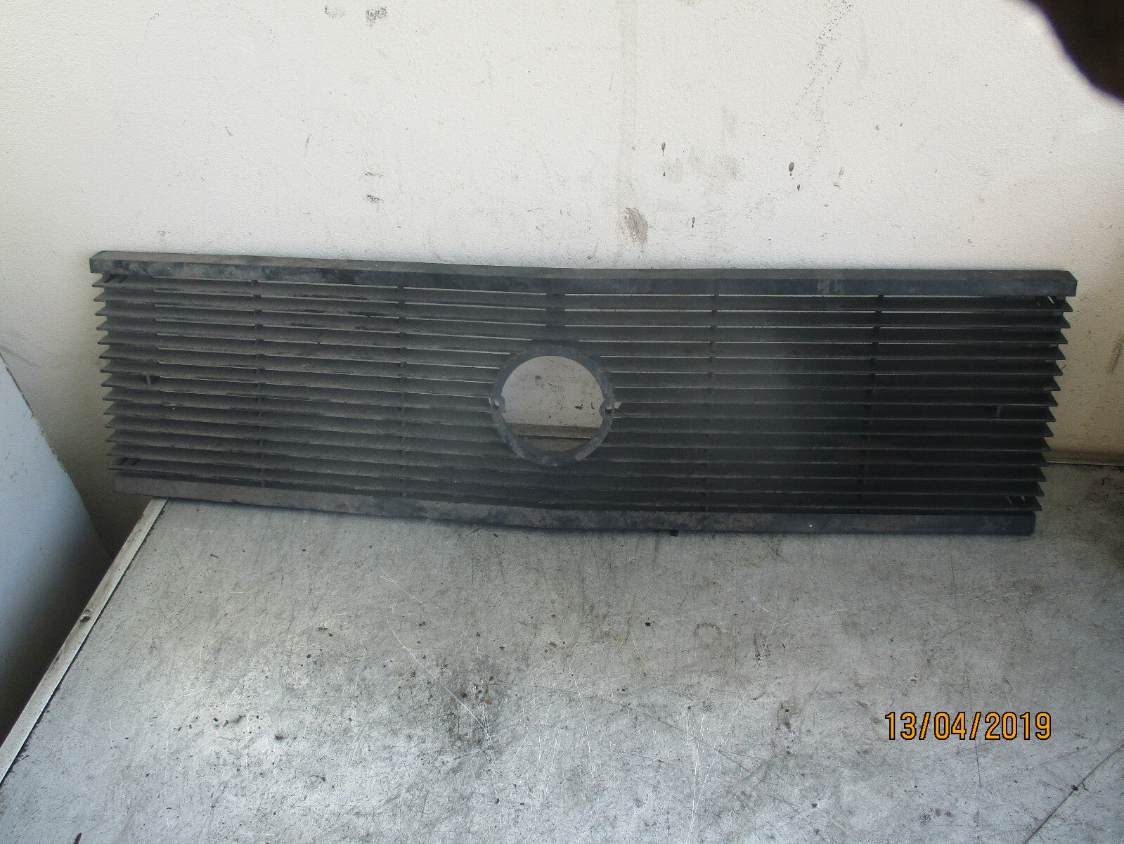 VW VOLKSWAGEN K70 FRONT GRILL 481853653