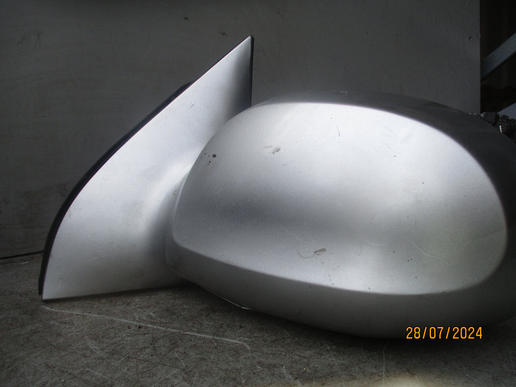 2006 KIA SEDONA  NSF PASSENGER SIDE WING MIRROR SILVER