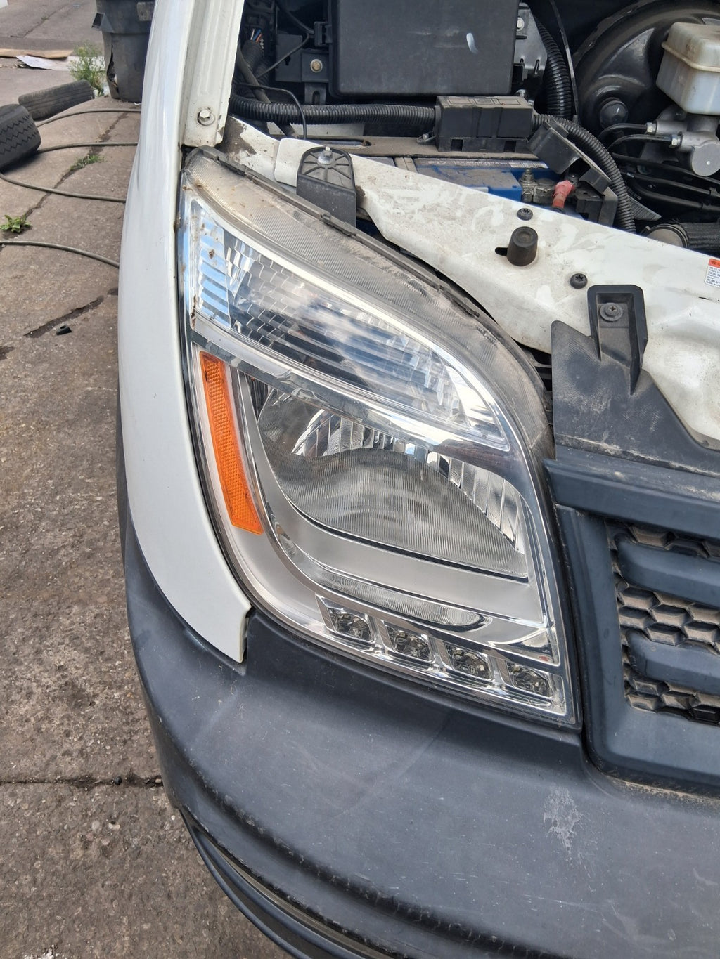 2020 SAIC LDV V80 OSF DRIVER SIDE FRONT RIGHT HEADLIGHT HEAD LAMP