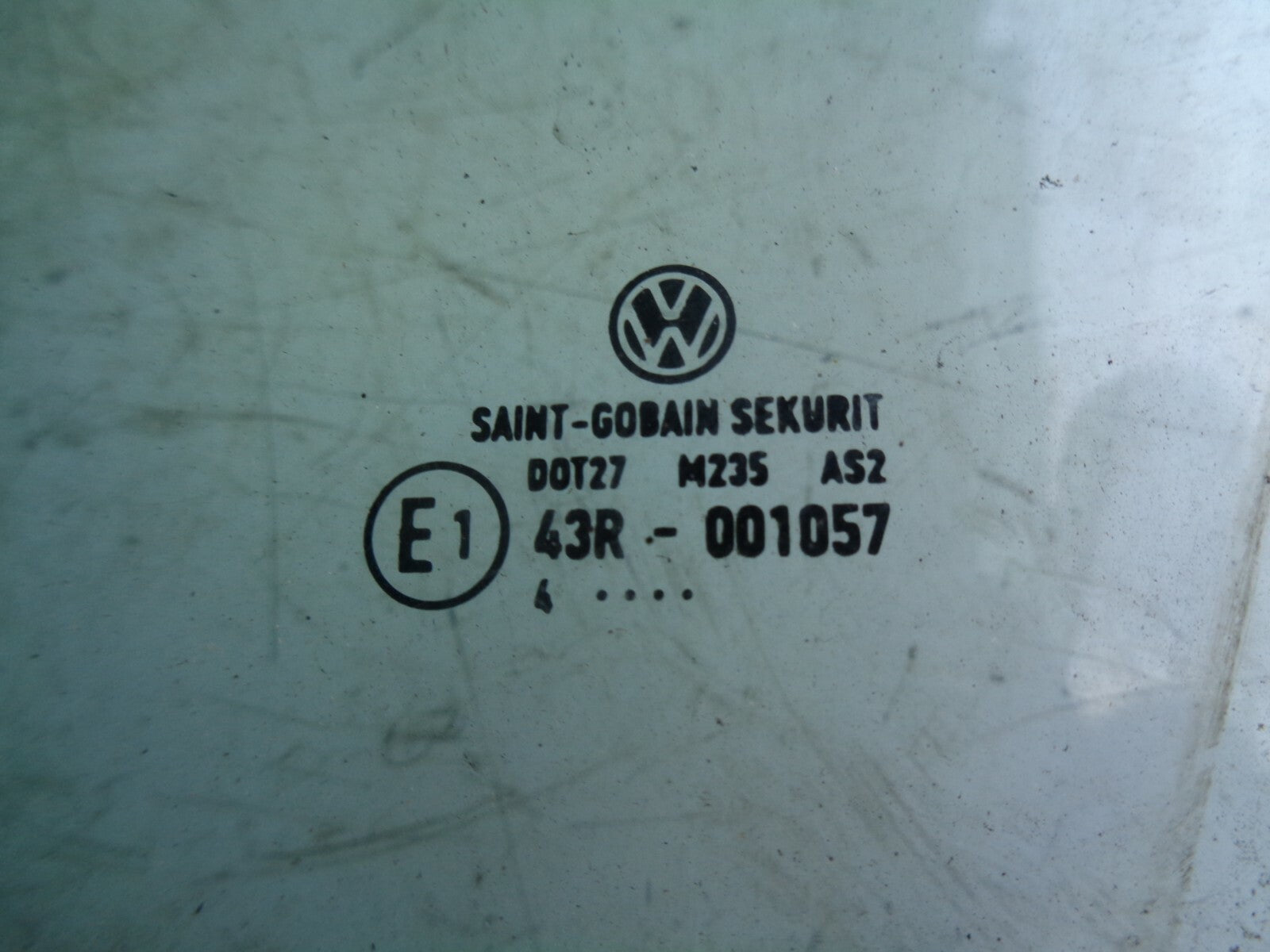 VOLKSWAGEN GOLF MK4 5 DOOR  NSF PASSENGER SIDE FRONT WINDOW GLASS