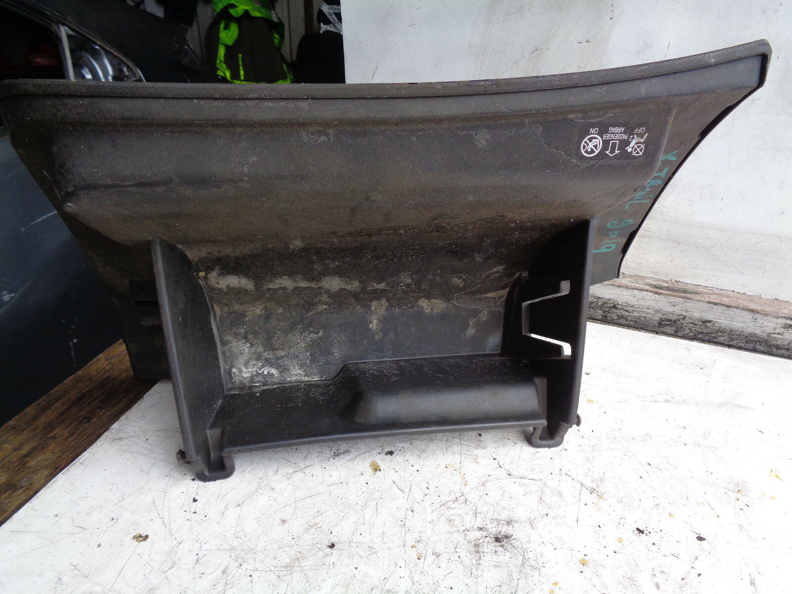 NISSAN X TRAIL MK3 T32 GLOVEBOX STORAGE COMPARTMENT