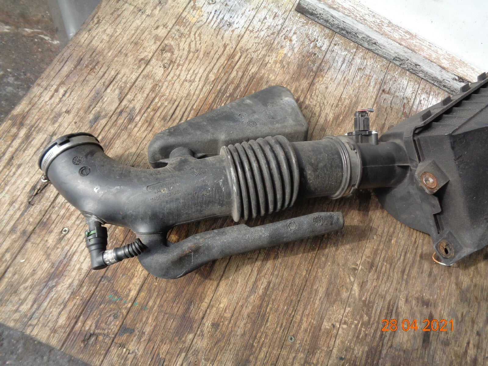 FORD LINCOLN TOWN CAR 2006 AIR INTAKE FILTER BOX PLASTIC TUBE PIPE MAF ASSEMBLY