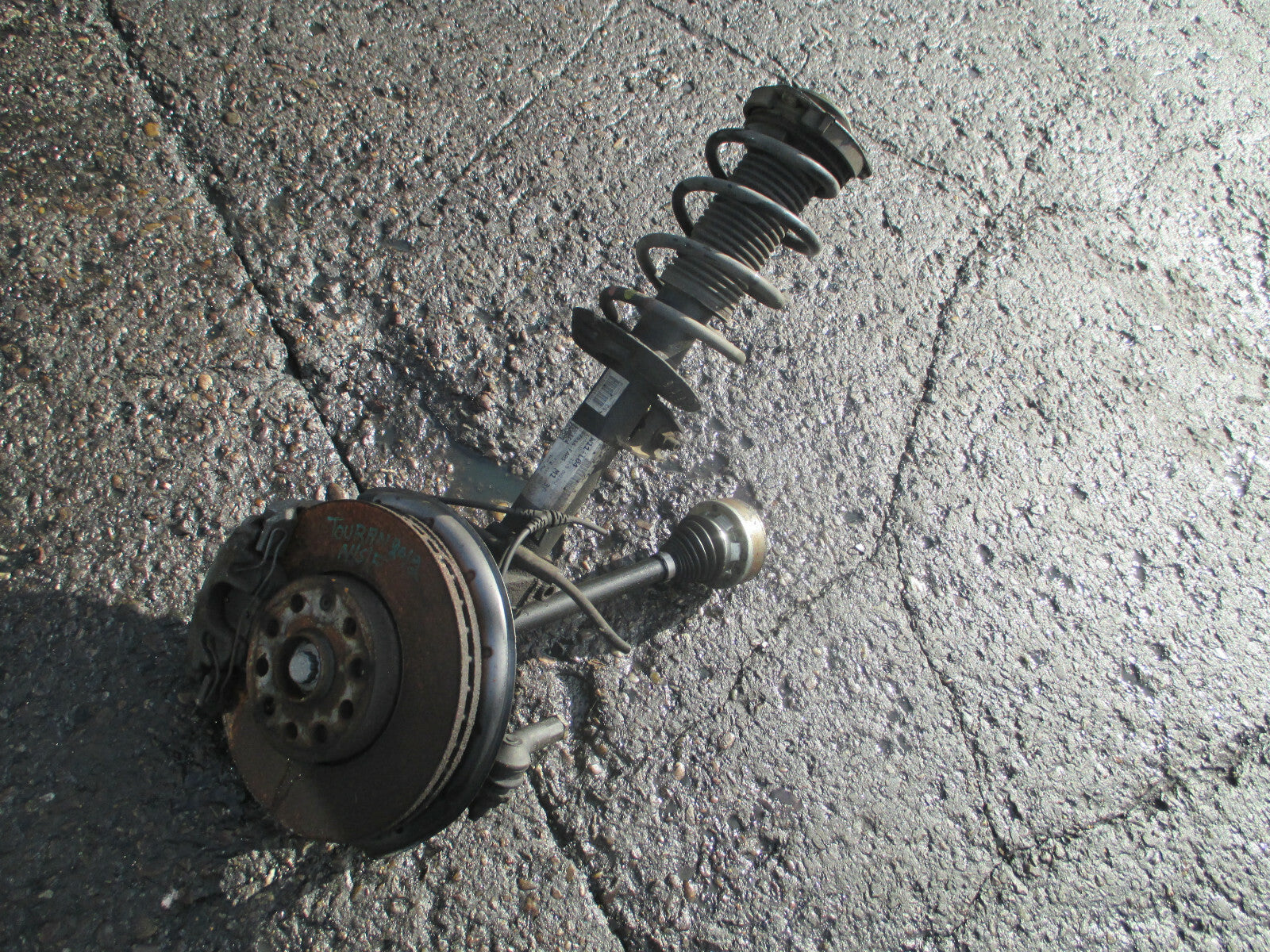 VW VOLKSWAGEN TOURAN 2012 1.6 DIESEL PASSENGER FRONT SHOCK SPRING HUB CALIPER