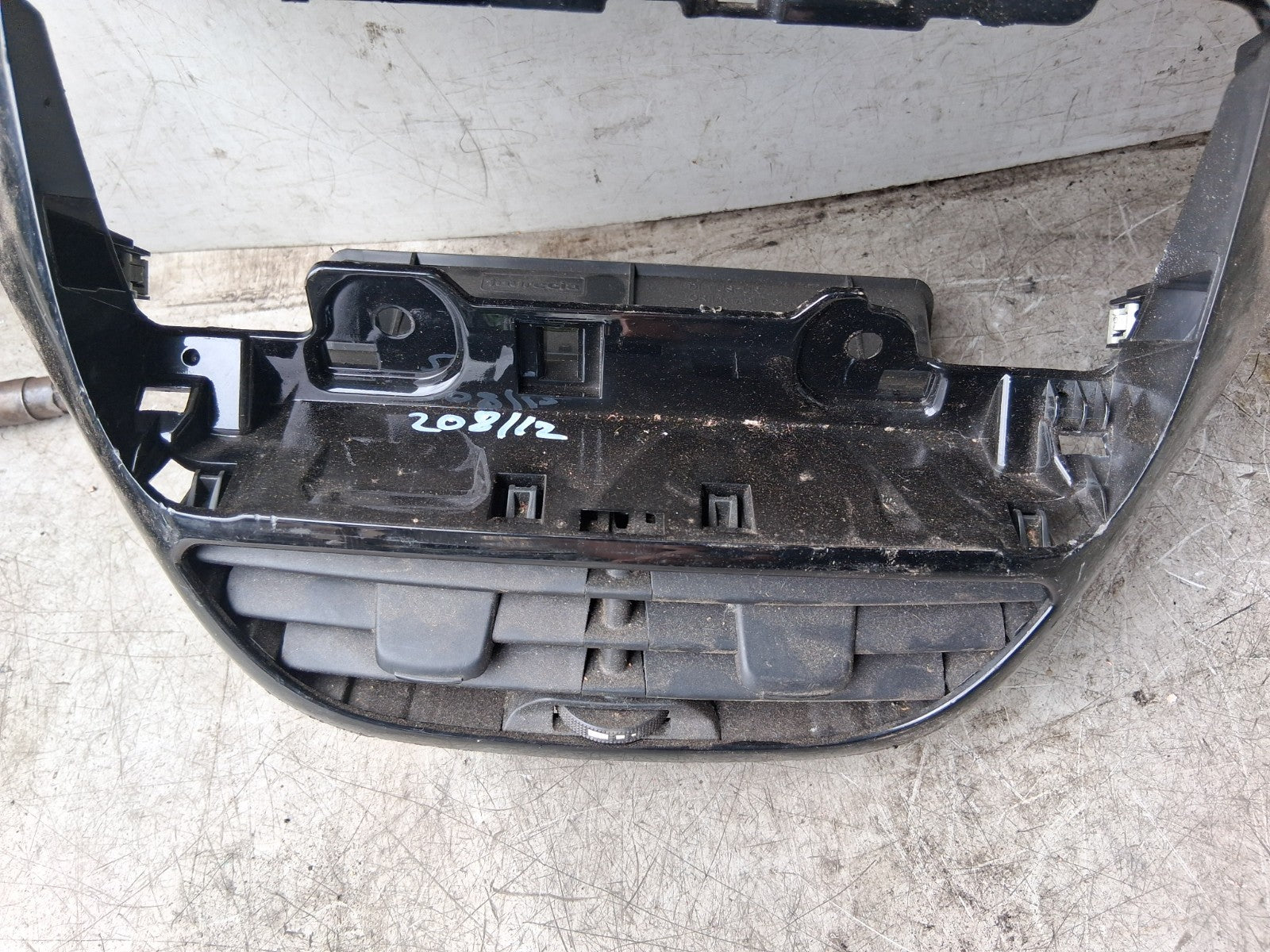 2012 PEUGEOT 208 FRONT DASHBOARD CENTRE AIR VENT 9875839677