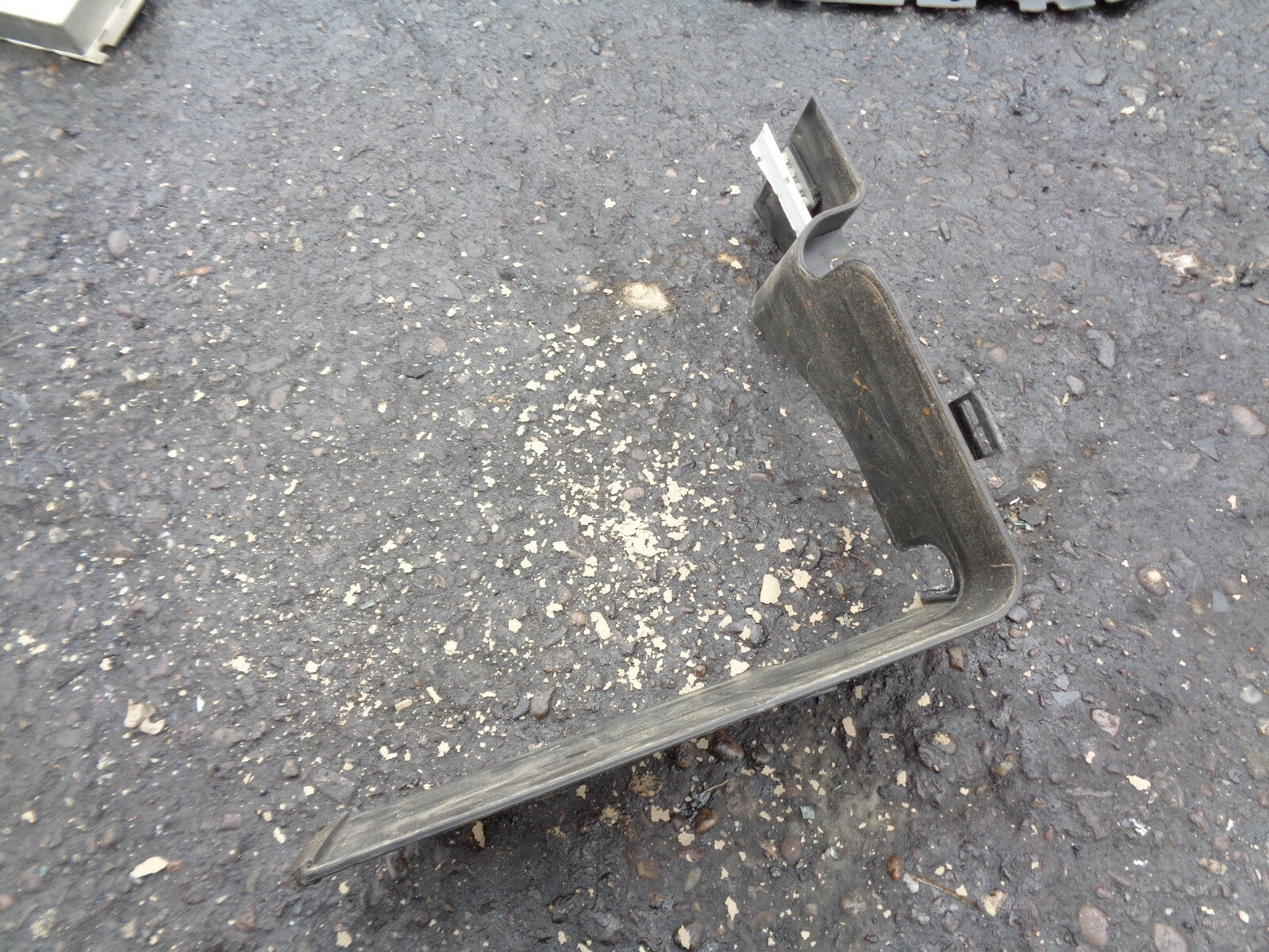 LAND ROVER DISCOVERY 2005 3 LR3 BATTERY TRAY HOLDER PAD DWM500031