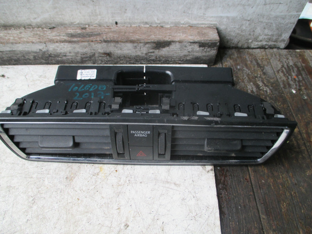 2017 SEAT TOLEDO MK4 FRONT CENTRE CONSOLE DASHBOARD AIR VENT 5JA820951
