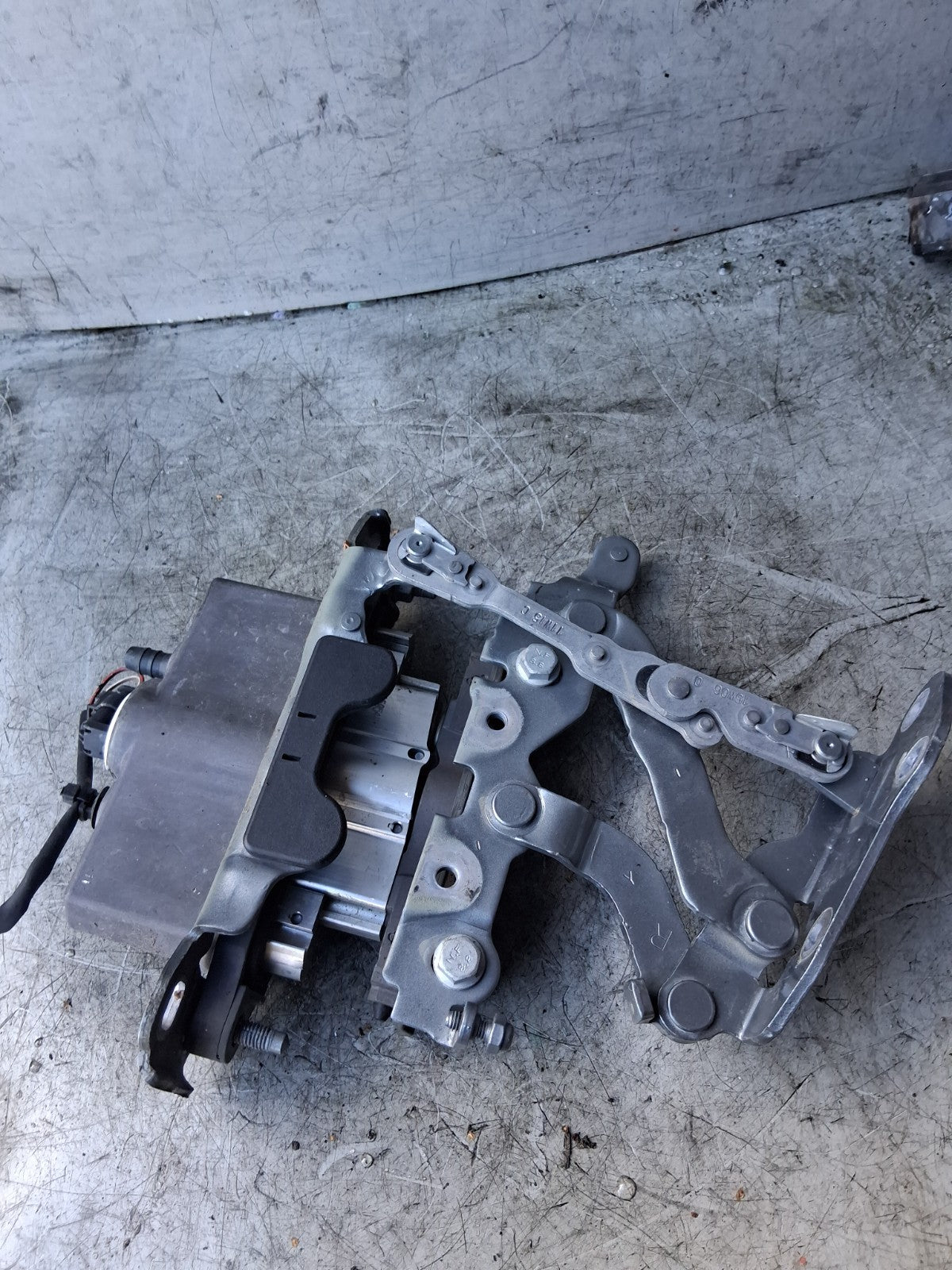 2015 MERCEDES BENZ C CLASS W204 OS DRIVER SIDE HINGE BONNET  A21129066301