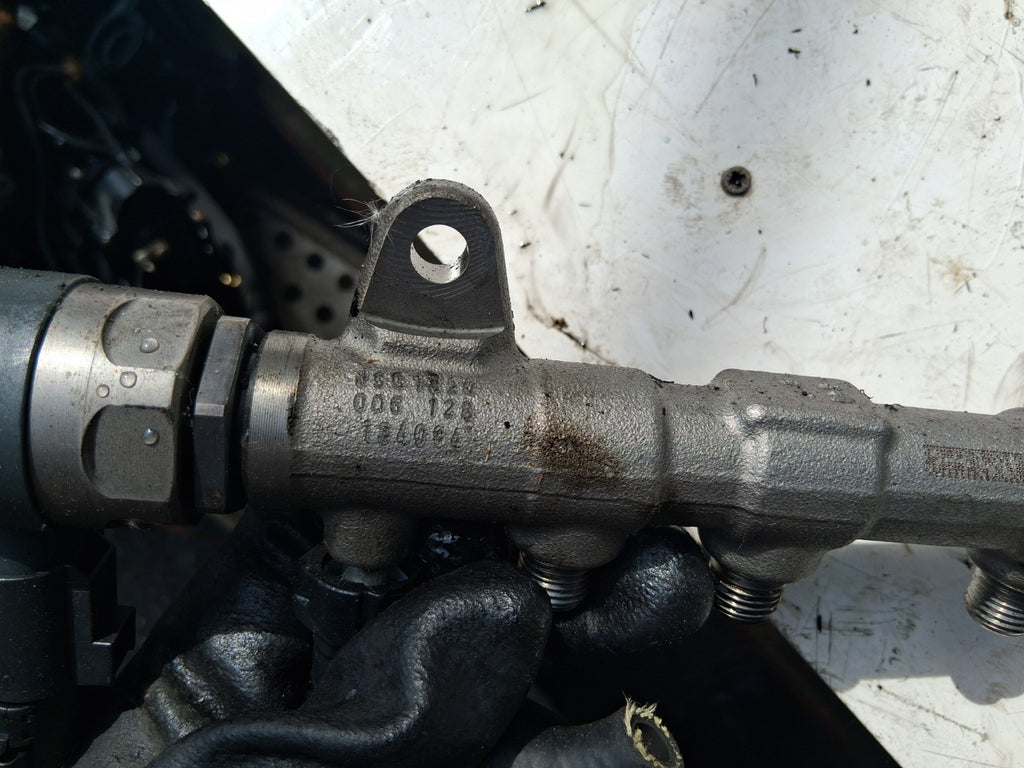 2018 BMW X1 F48 2.0 DIESEL INJECTOR FUEL RAIL
