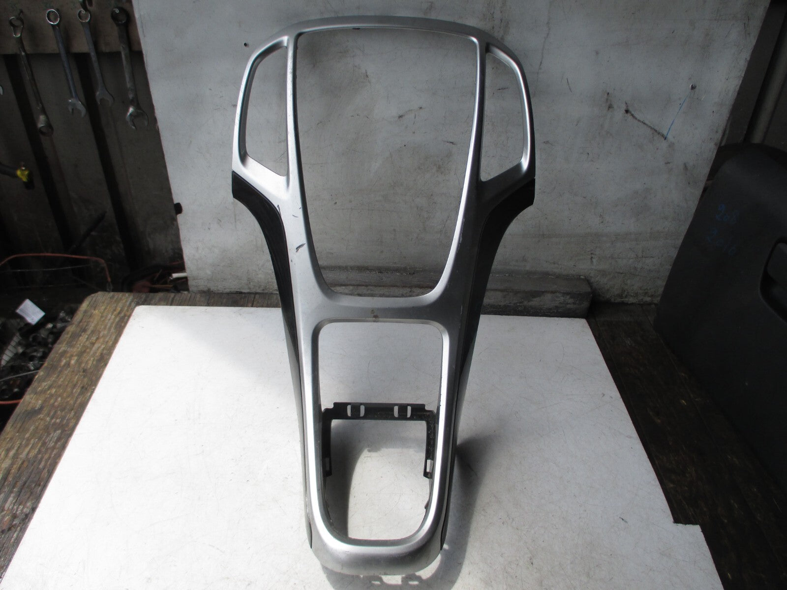 VAUXHALL ASTRA J MK6 2012 GEARSTICK SURROUND BEZEL TRIM SILVER BLACK 13349237