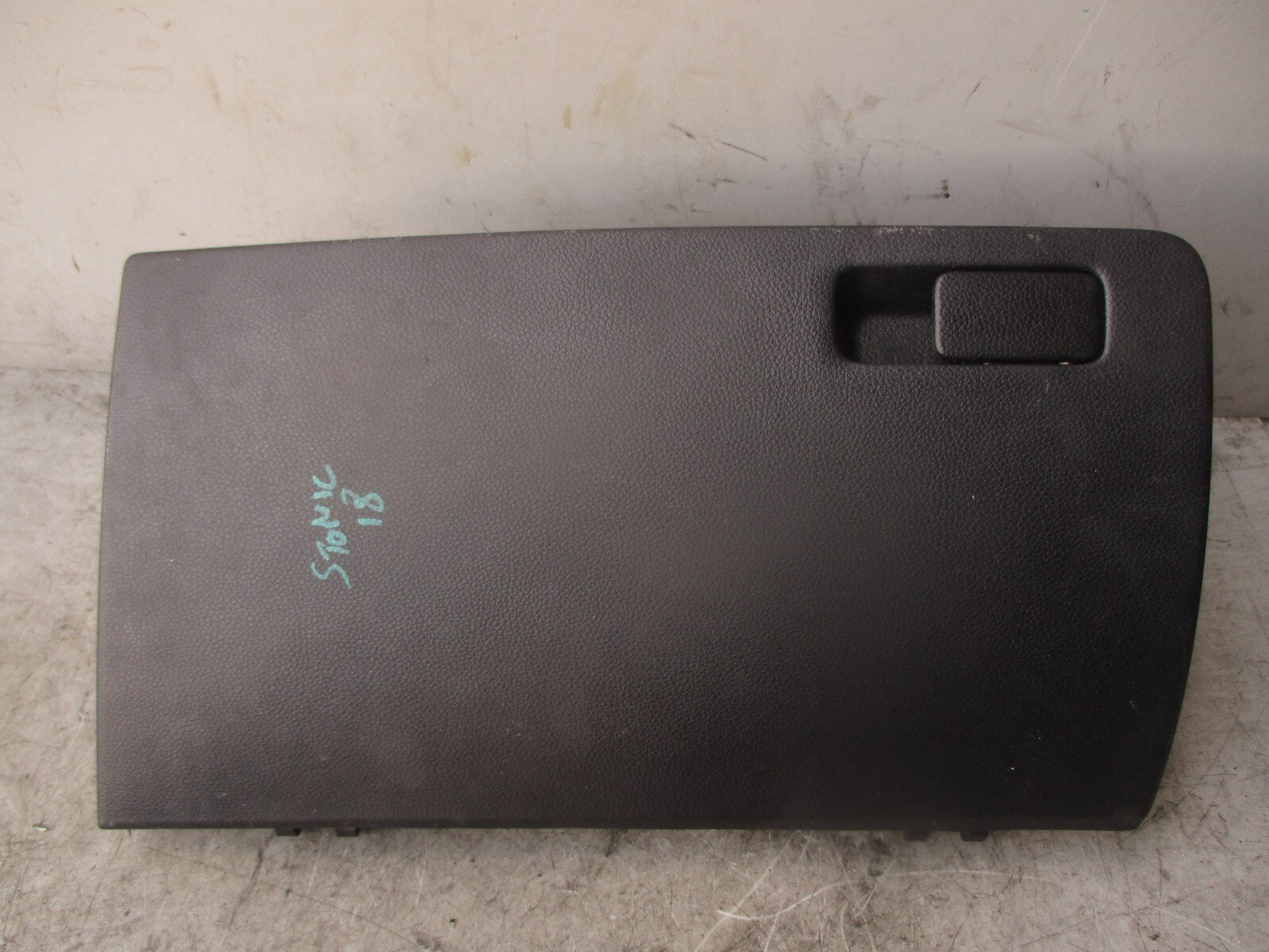 2018 KIA STONIC DASHBOARD GLOVE BOX STORAGE COMPARTMENT BOX LID 84510H8900