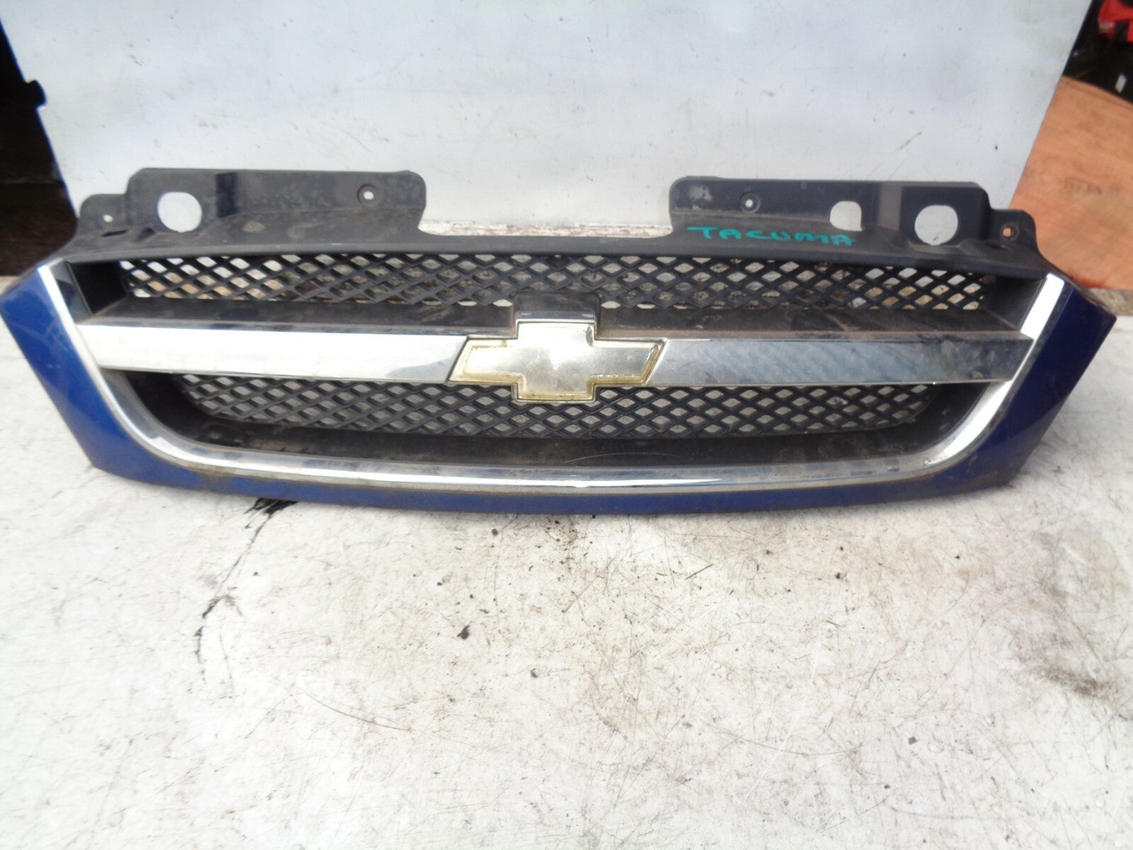 CHEVROLET TACUMA 2006 FRONT GRILL BADGE BLUE 96399717