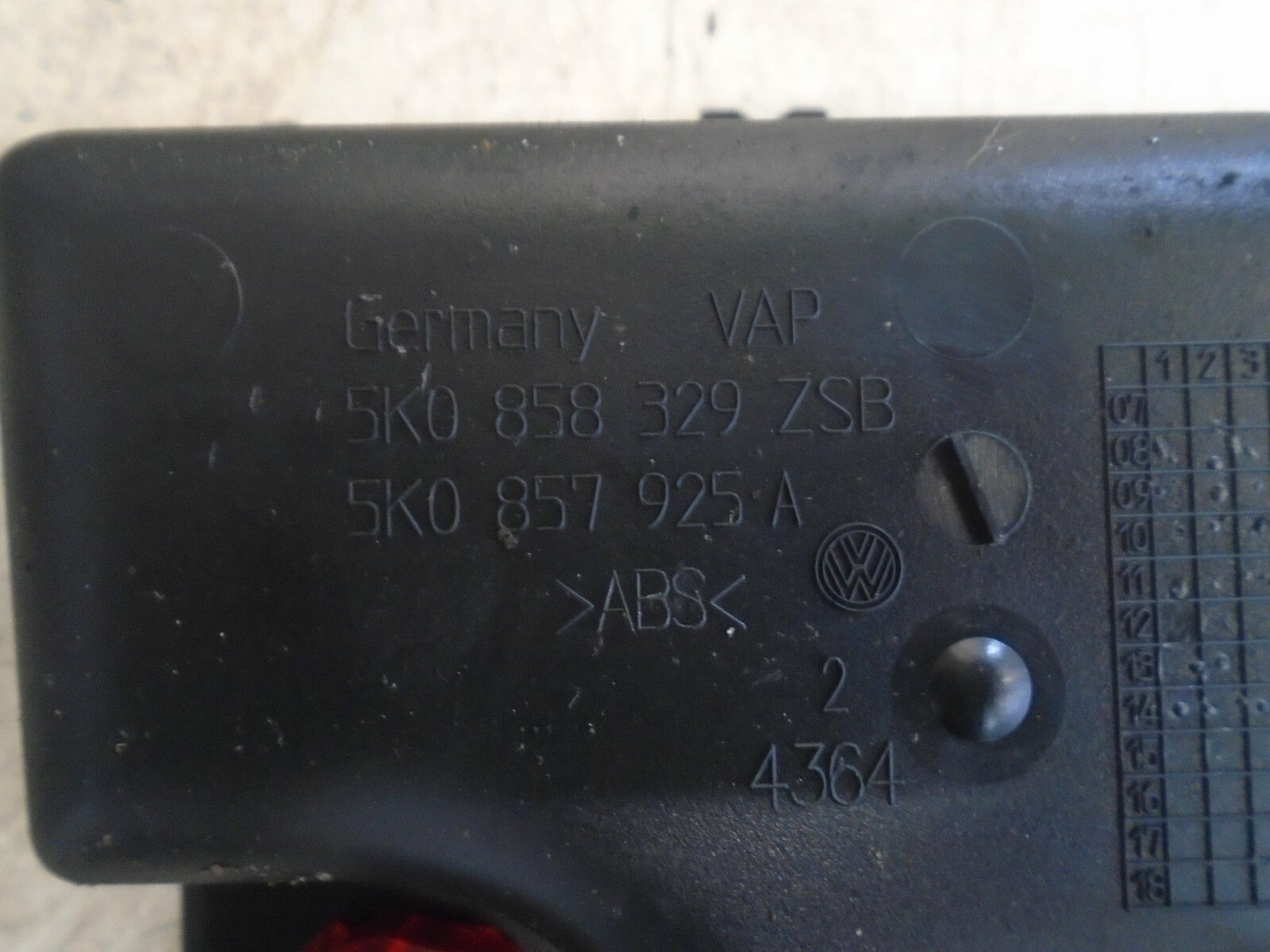 VOLKSWAGEN SCIROCCO 2015 MK3 CENTRE STORAGE TRAY WITH SWITCHES 5K0858329