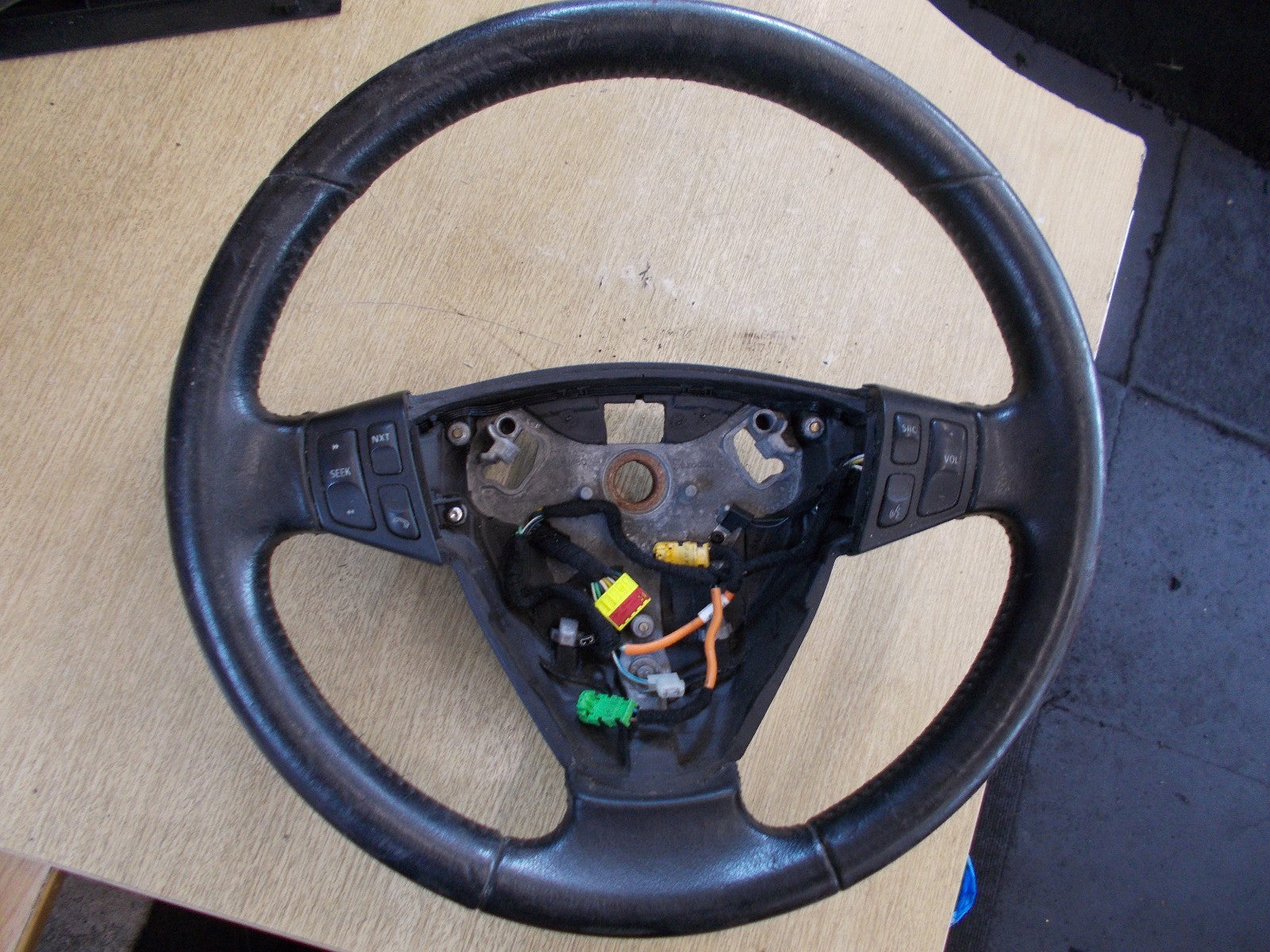 1993 SAAB BLACK LEATHER STEREO CONTROL STEERING WHEEL. NO AIRBAG. GM 12796742
